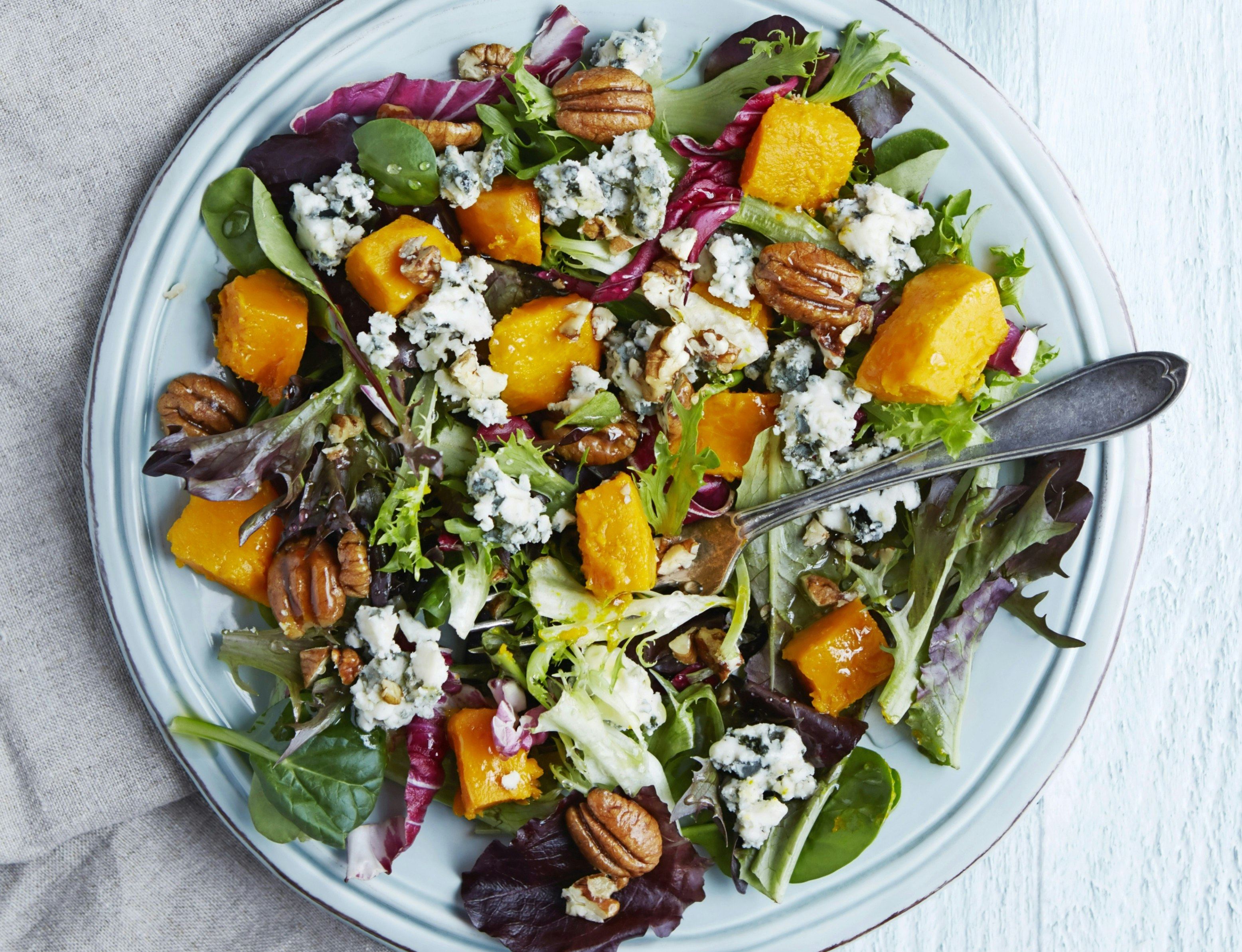 Græskarsalat med spinat og nødder