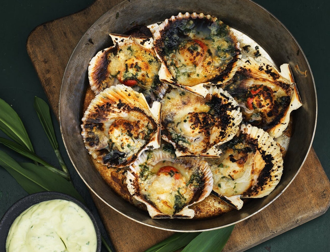 Gratinerede kammuslinger med ramsløgsmayo