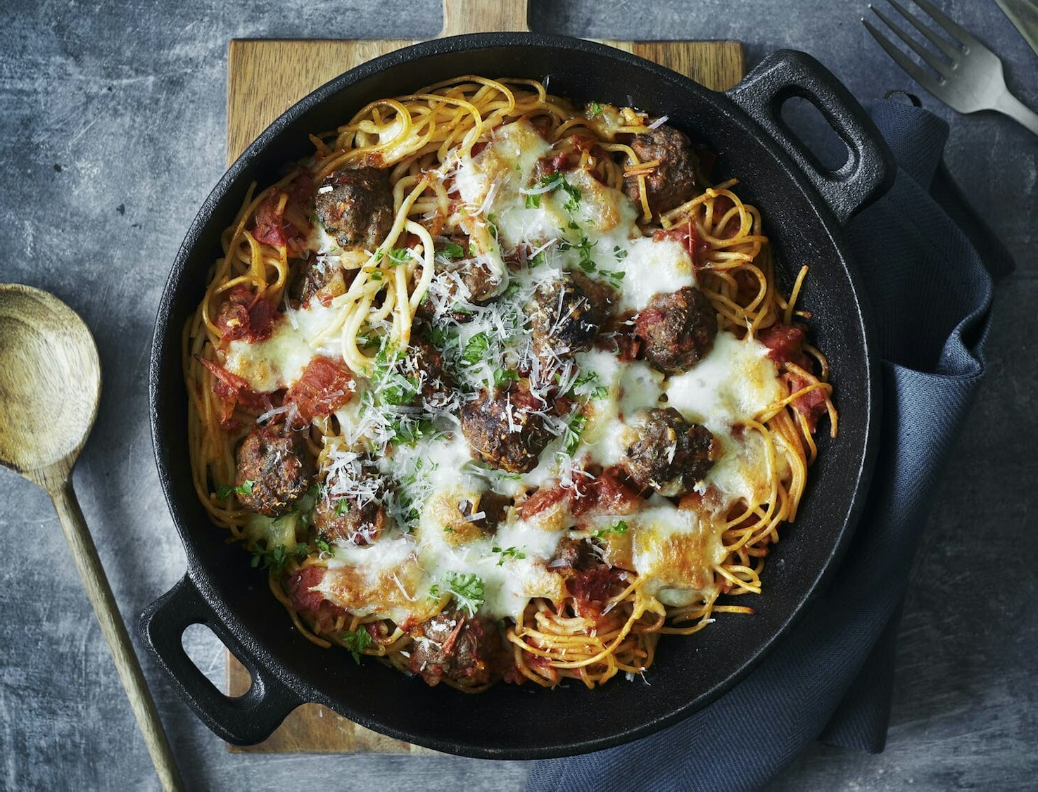 Gratineret spaghetti med kødboller i tomatsauce