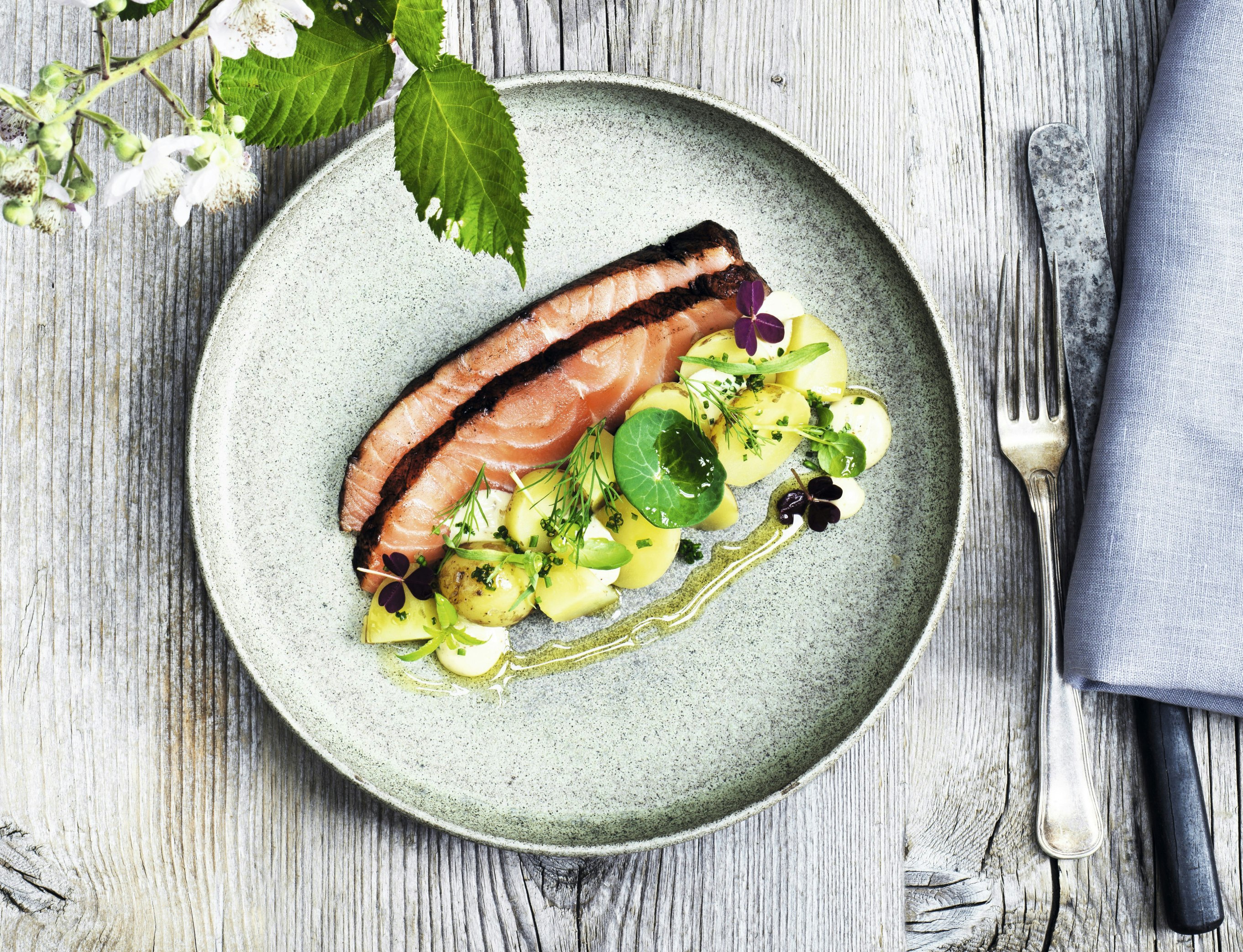 Gravet laks med kartofler og mayonnaise