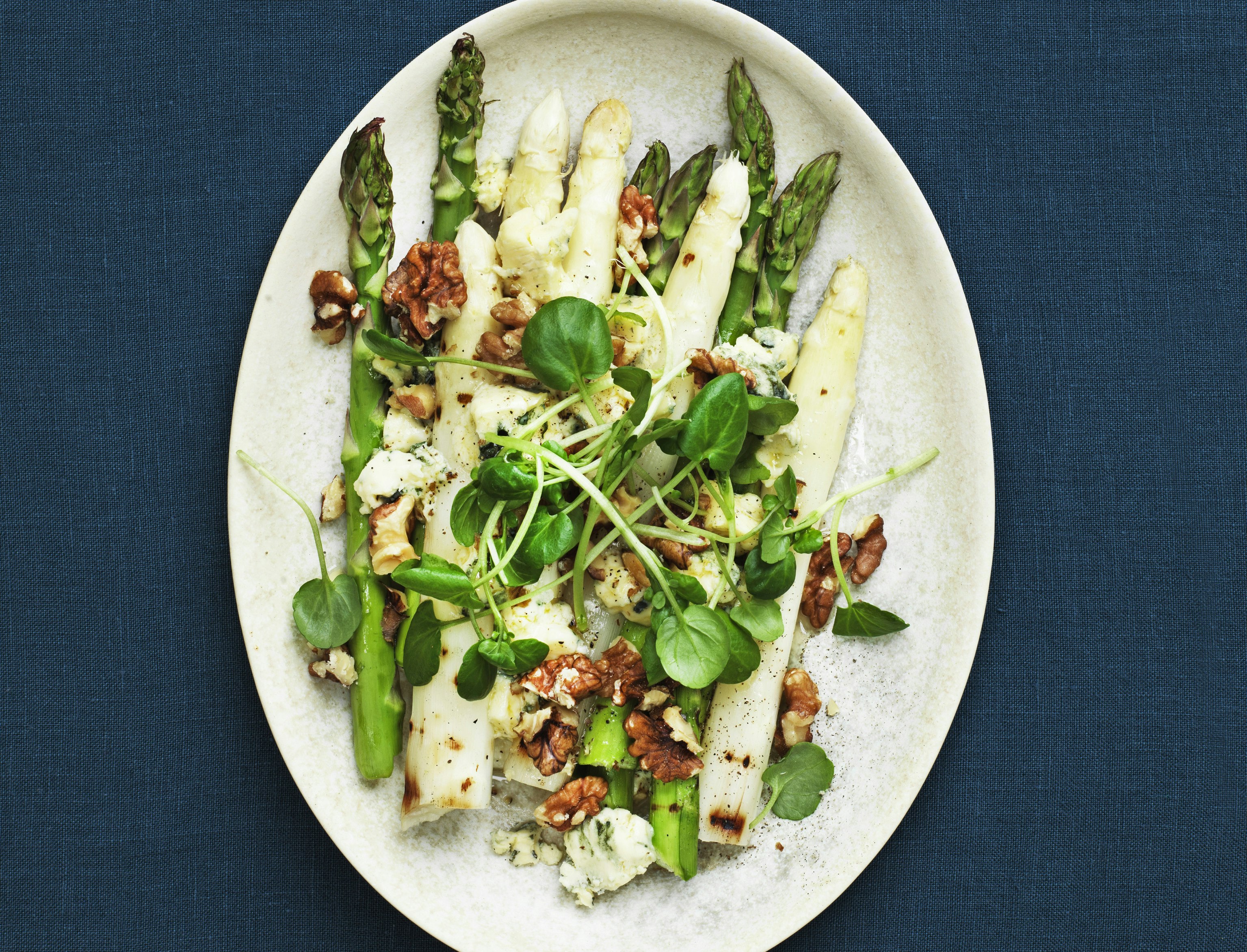Grillede asparges med ost og valnødder