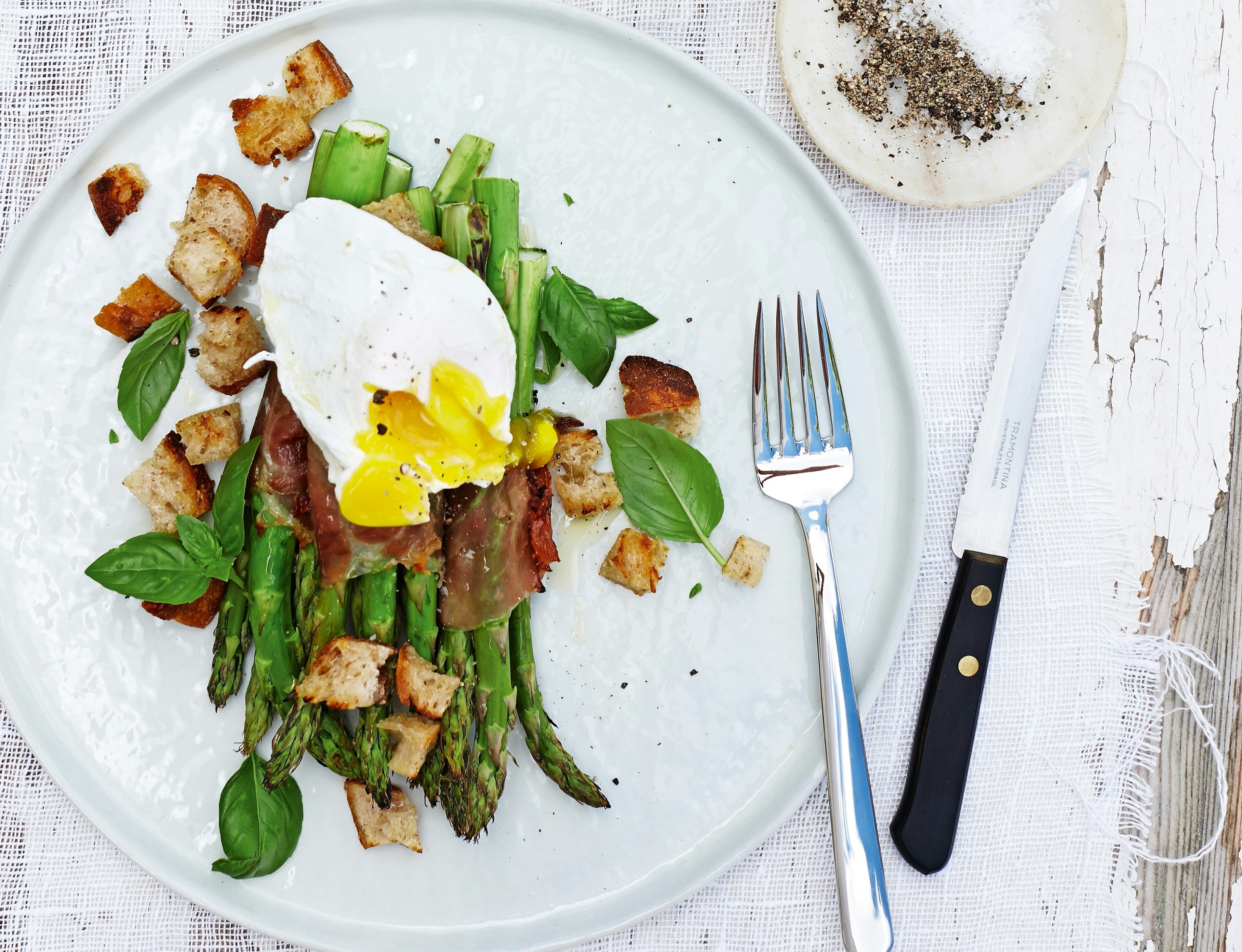 Grillede asparges med skinke og pocheret æg