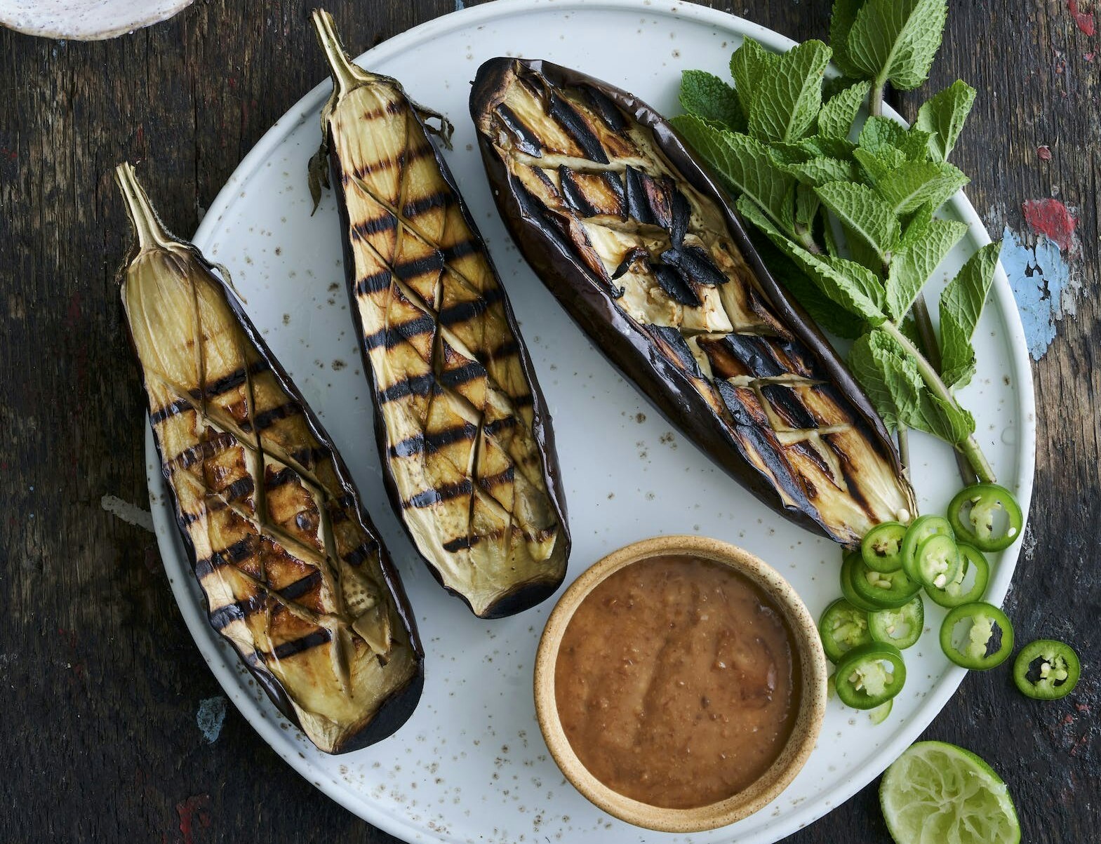 Grillede auberginer med miso-mayo og gomashio