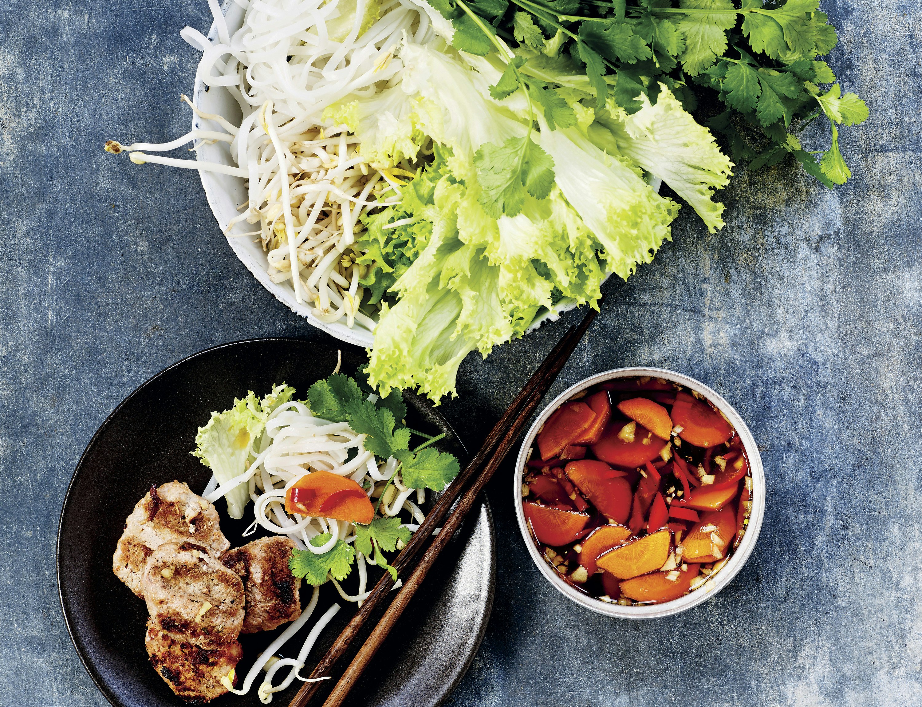 Grillede frikadeller med risnudler og gulerodsdip