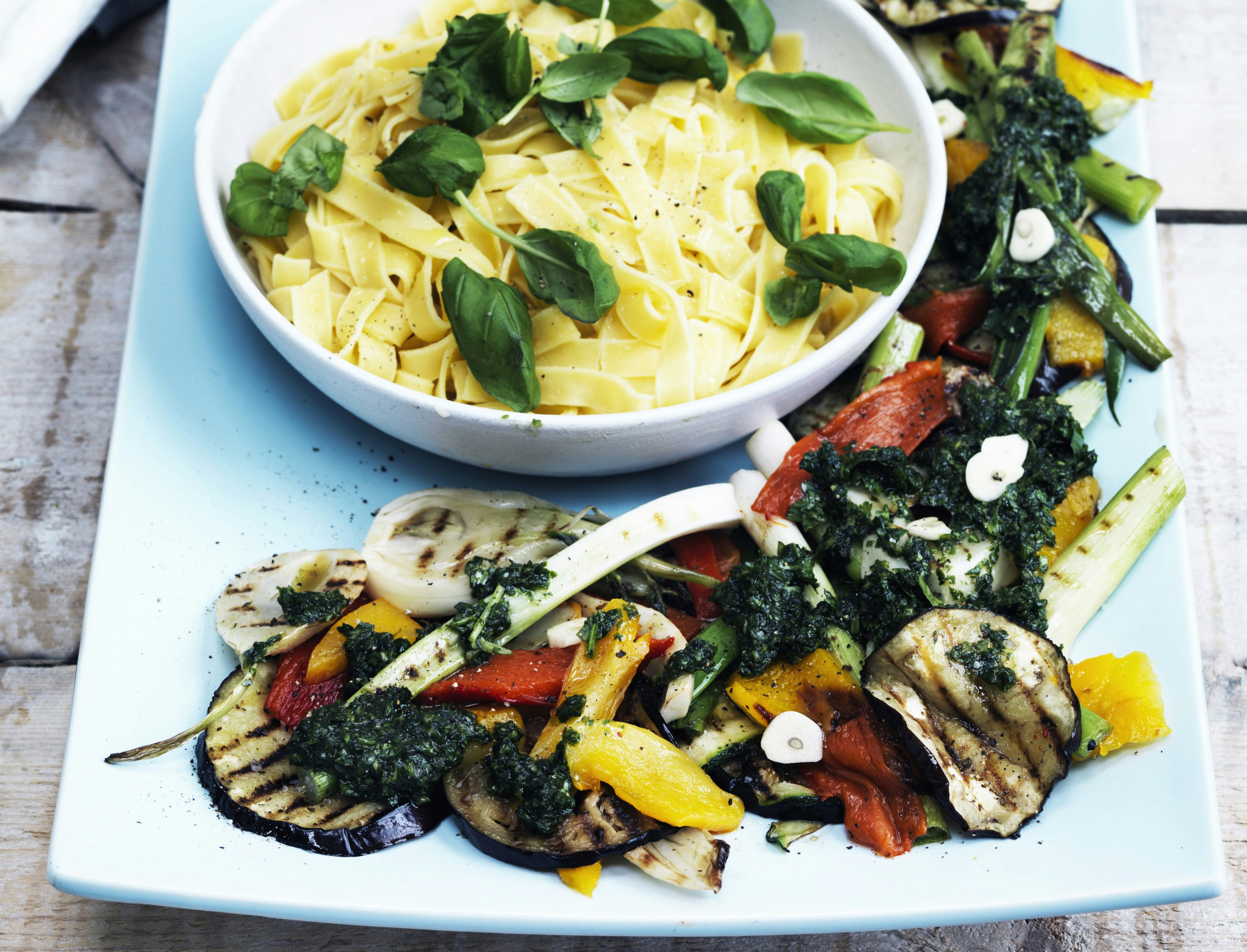 Grillede grøntsager med basilikumdressing og pasta