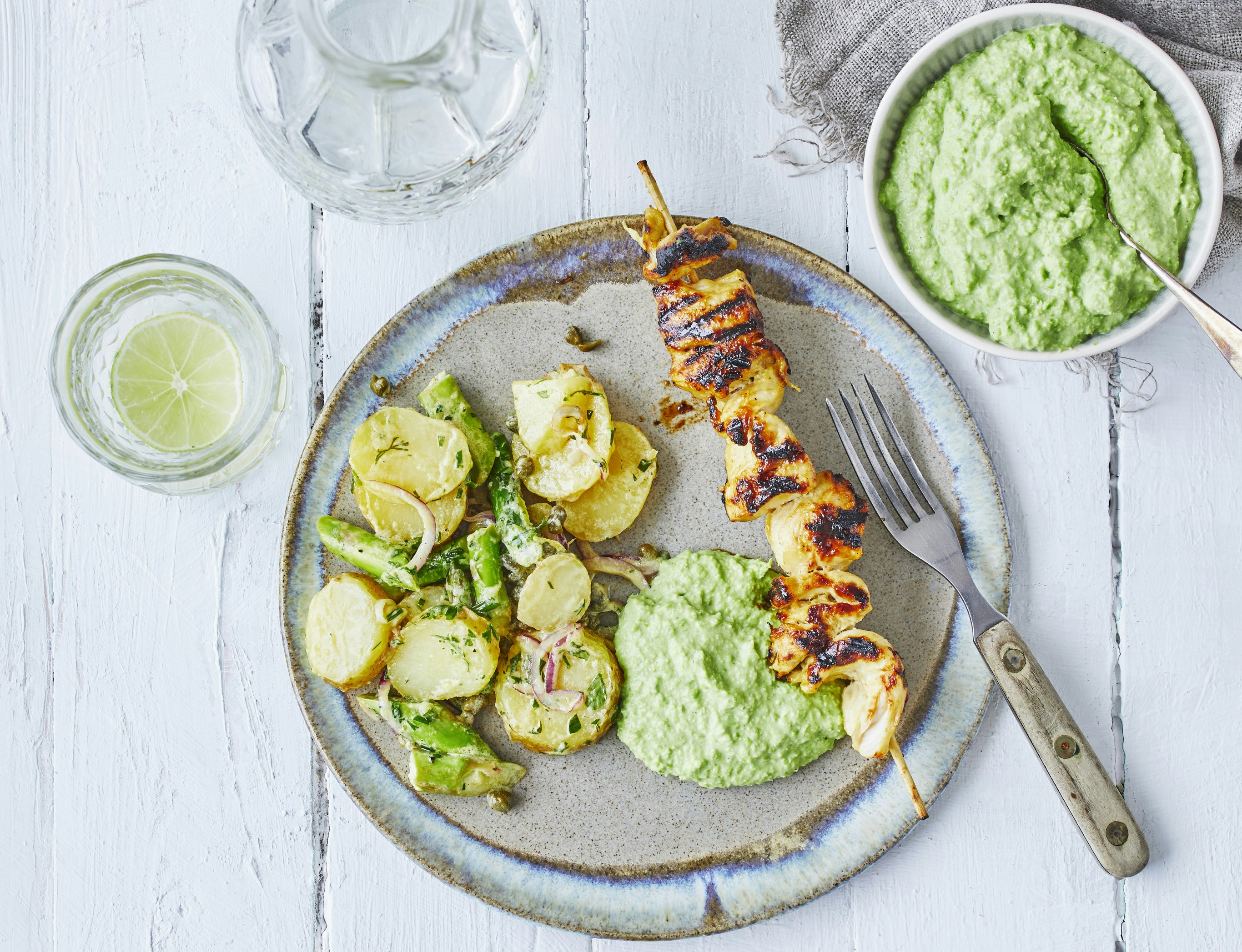 Grillede kyllingespyd med kartoffelsalat og ærtedip