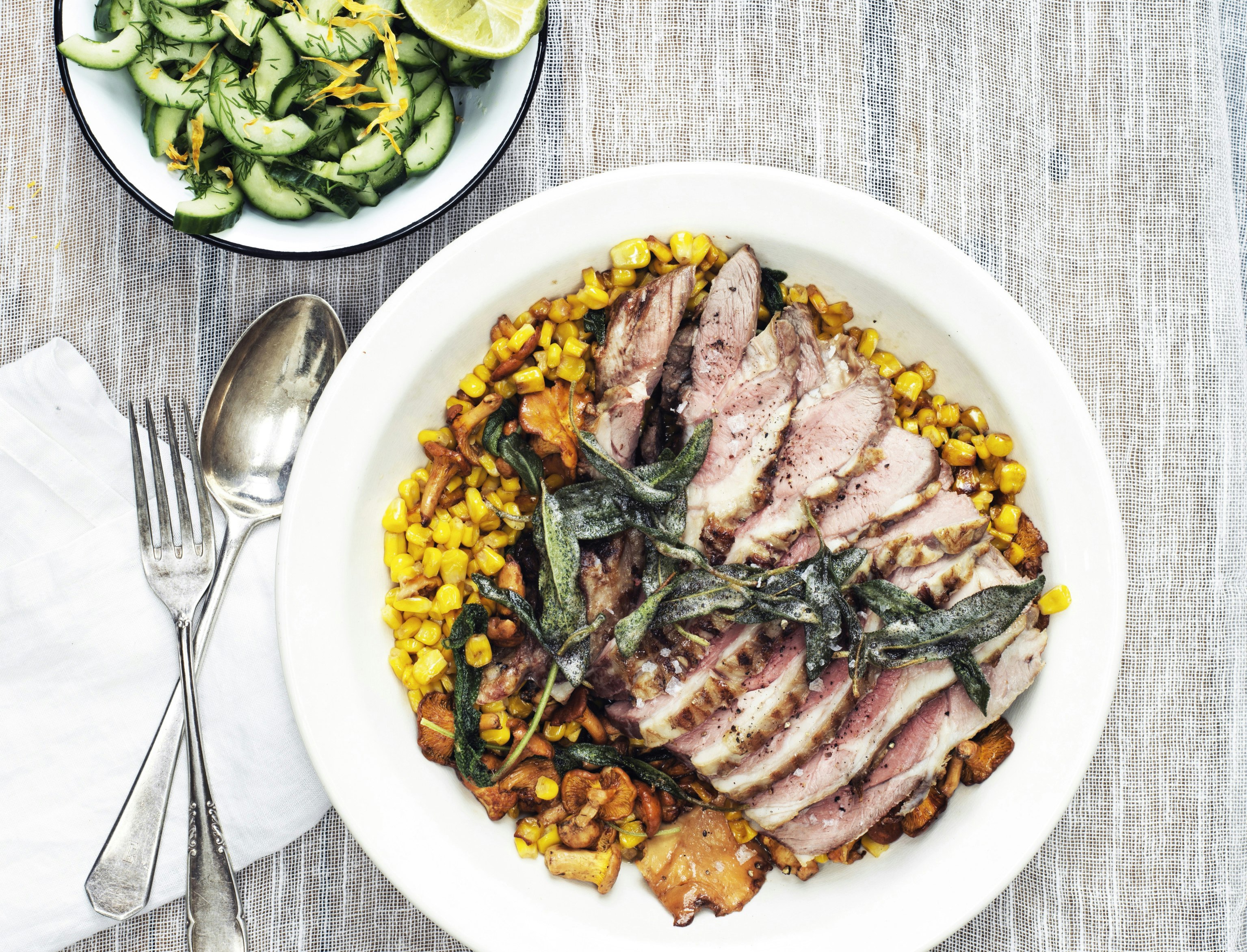 Grillede lammeculotter med stegte majs og kantareller