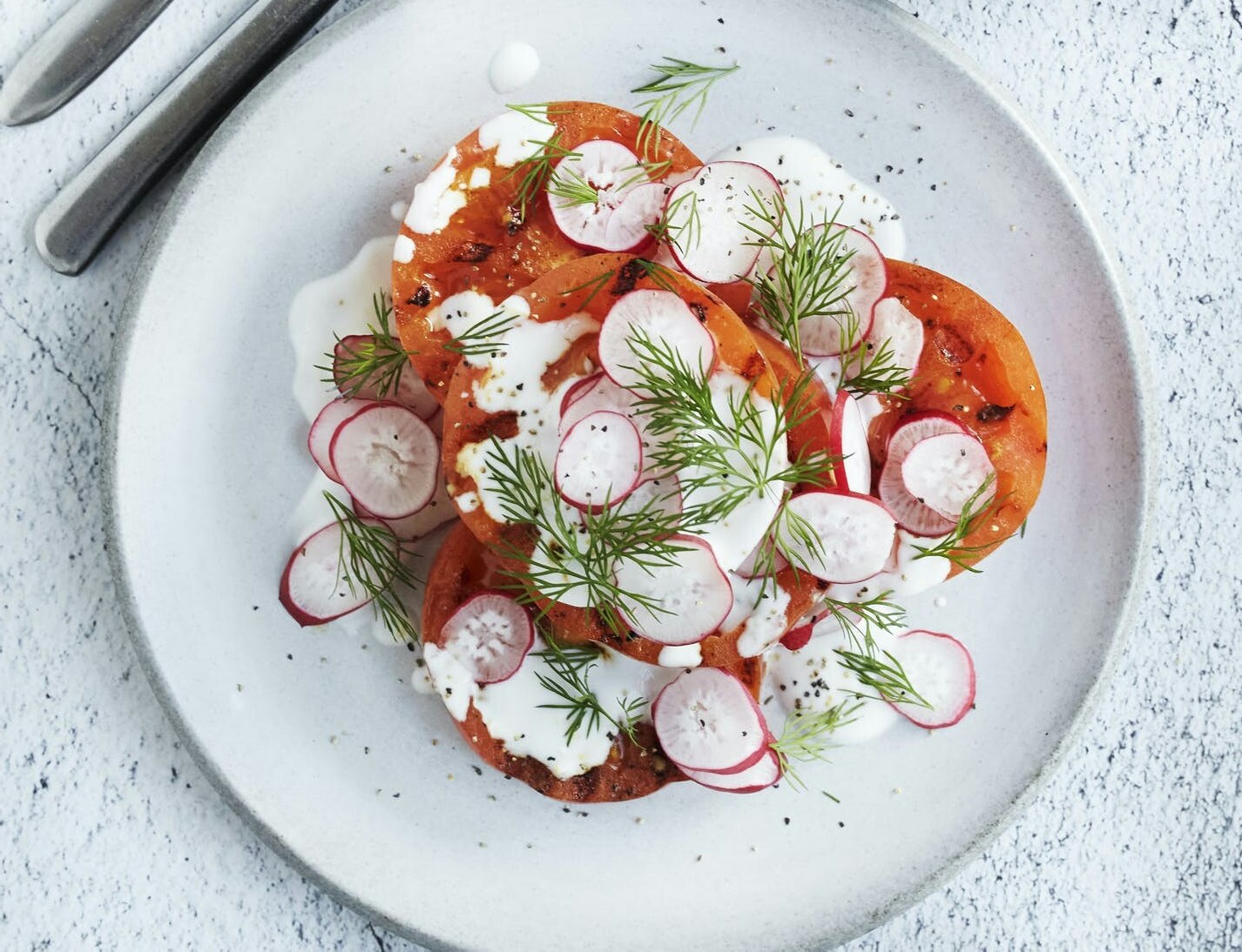 Grillede tomater med radiser og mormordressing