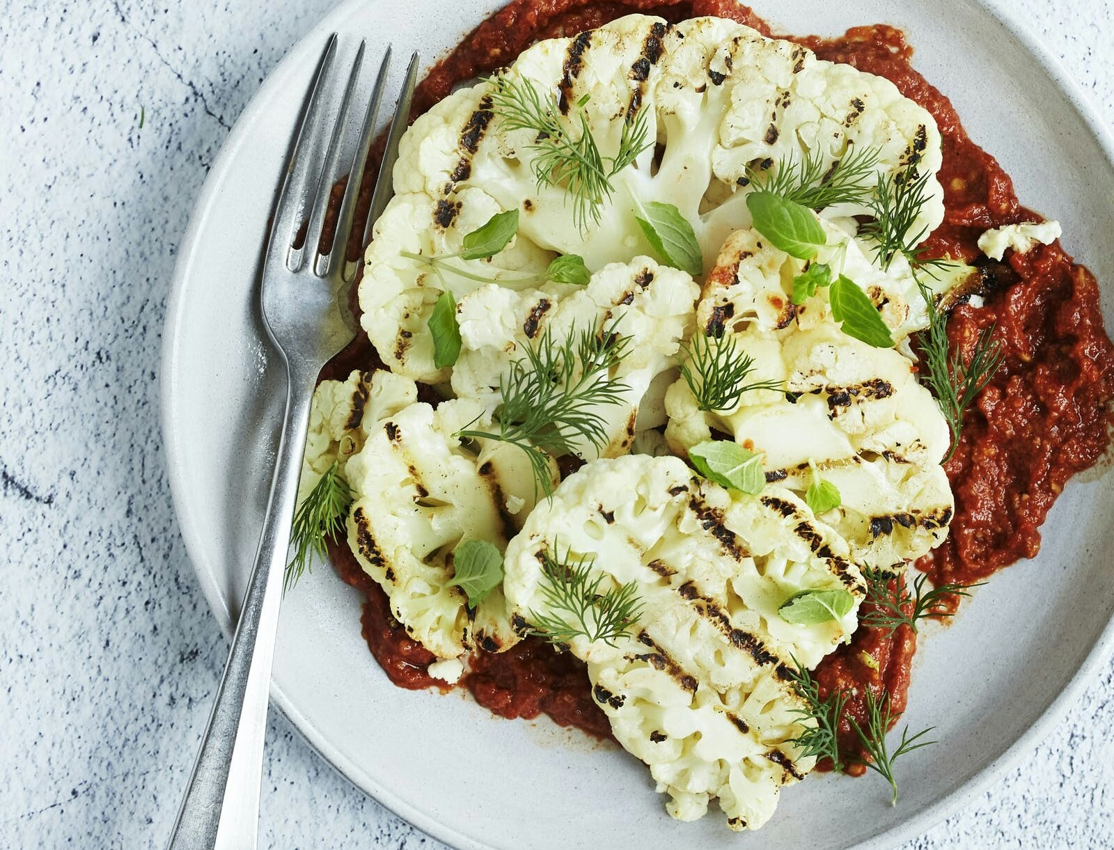 Grillet blomkål med muhammarasauce