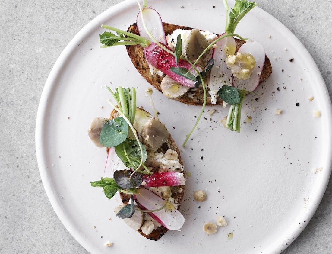 Grillet brød med radiser, rygeost og grønne jordbær