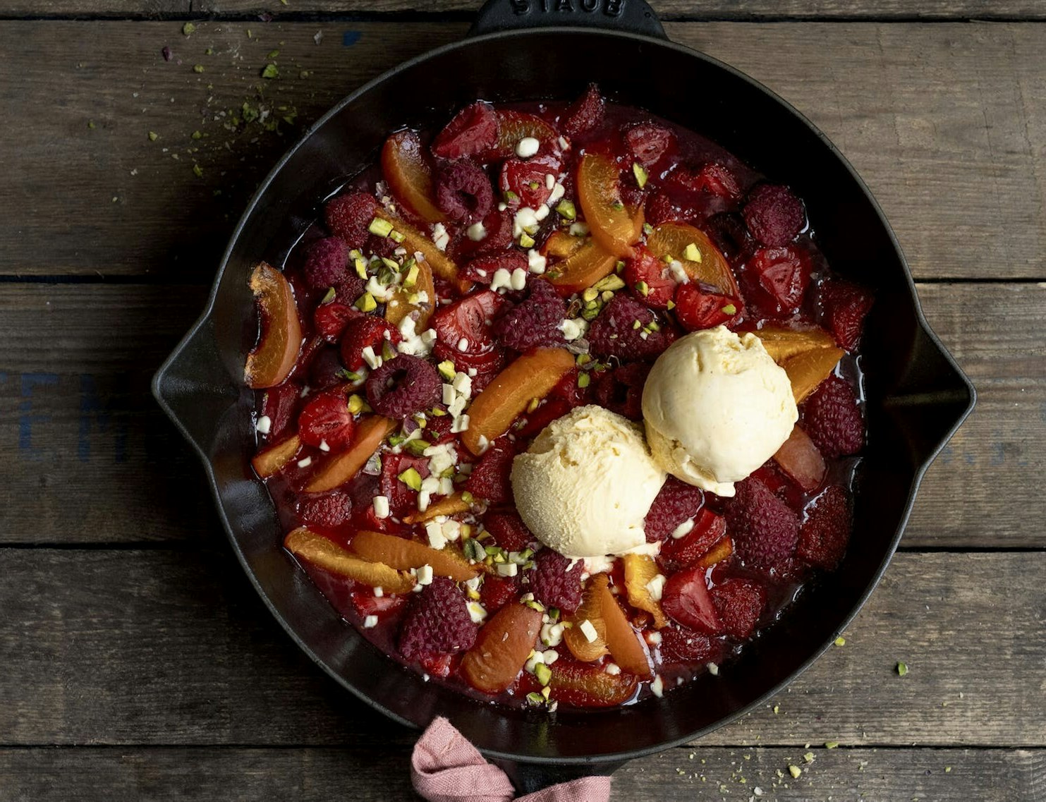 Grillet frugtsalat med pistacienødder og vaniljeis