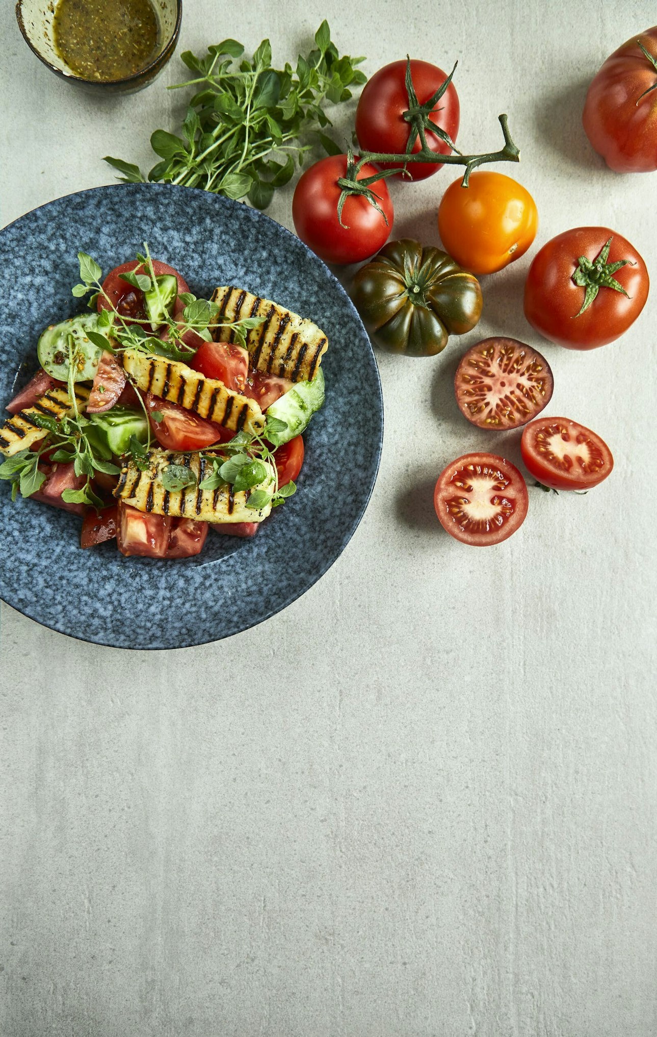 Grillet halloumi-salat med tomater