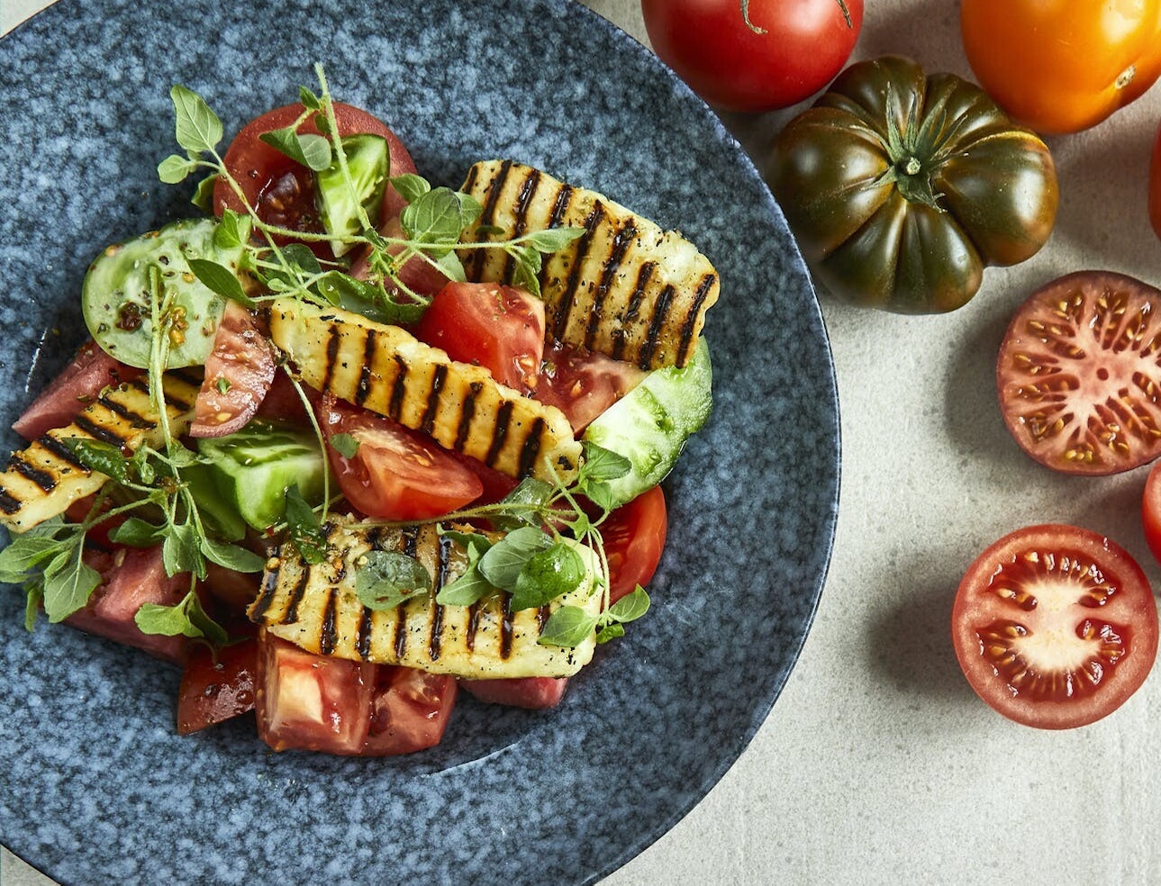 Grillet halloumi-salat med tomater