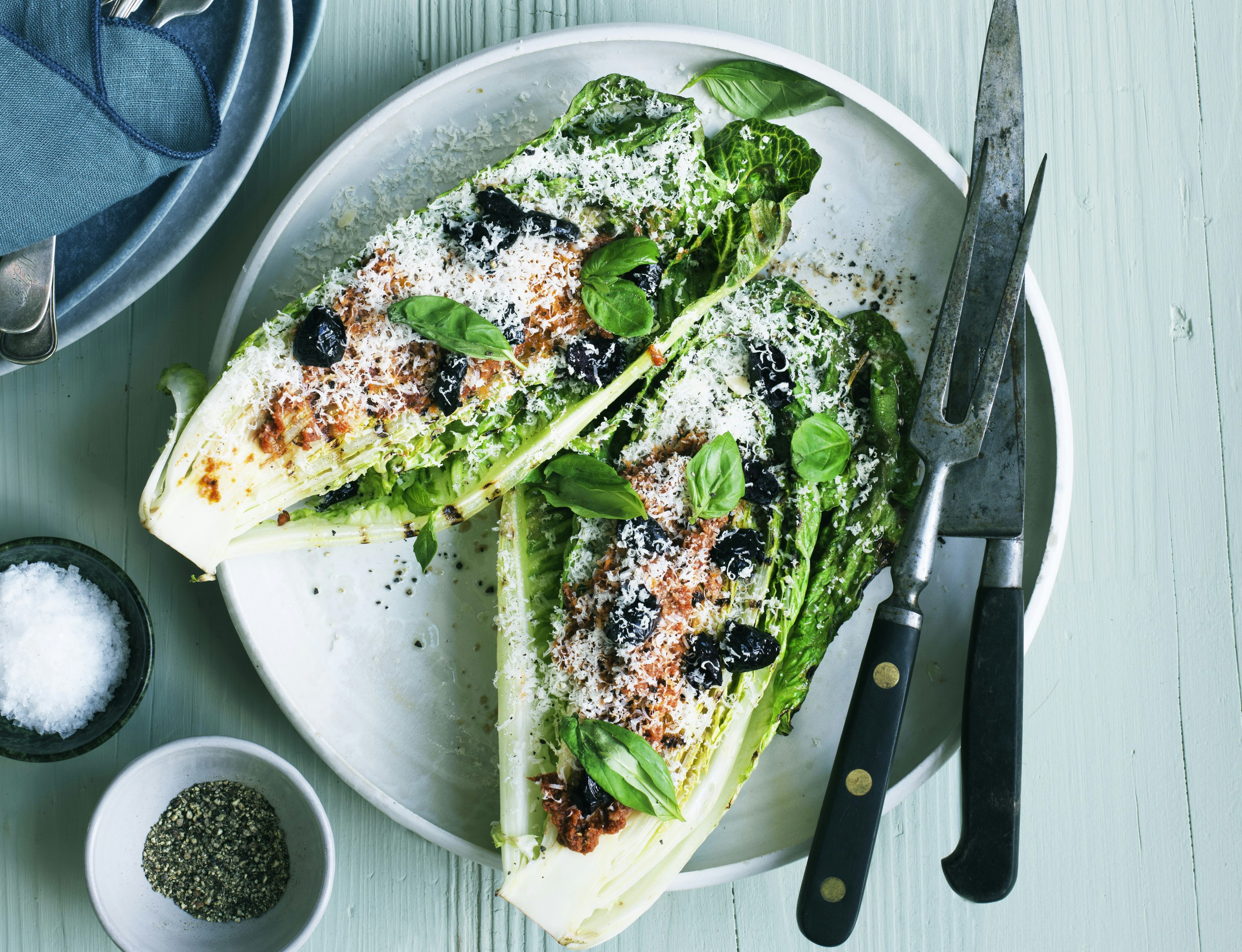 Grillet hjertesalat med pesto og parmesan