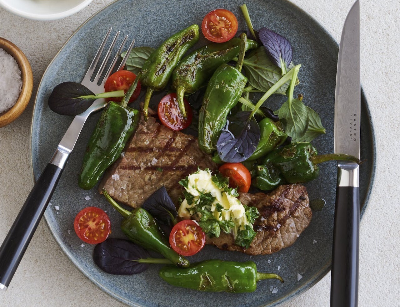 Grillet kalvekød med padronpebre og persillesmør