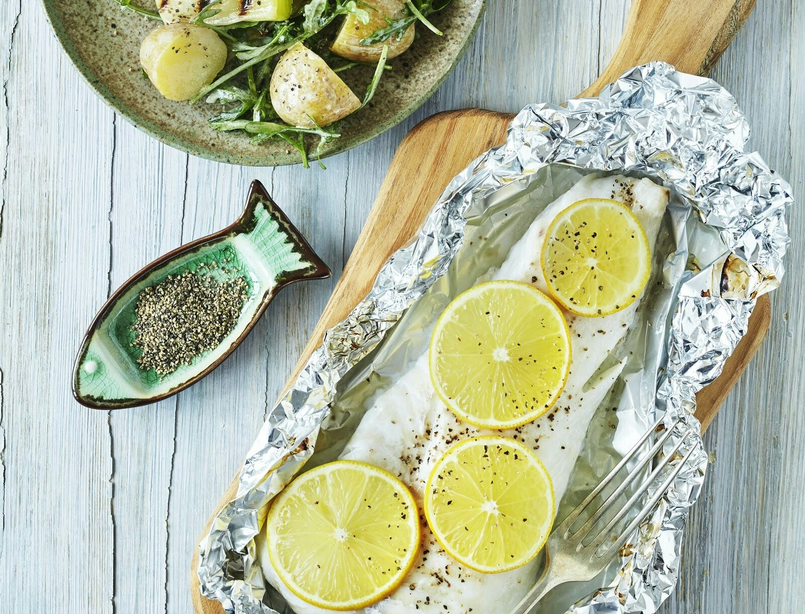 Grillet kuller og kartoffelsalat med nye løg