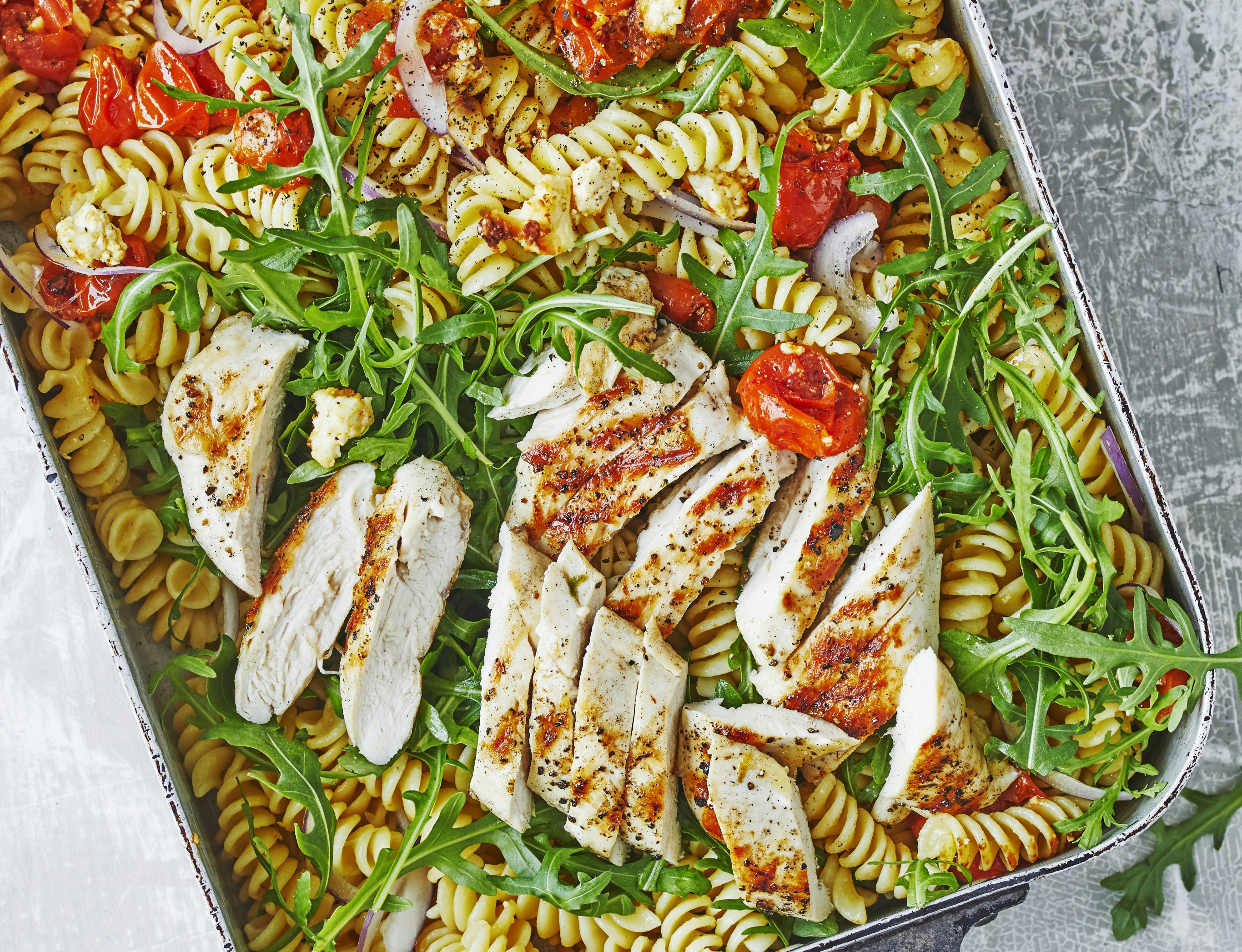 Grillet kylling og pastasalat med bagte tomater