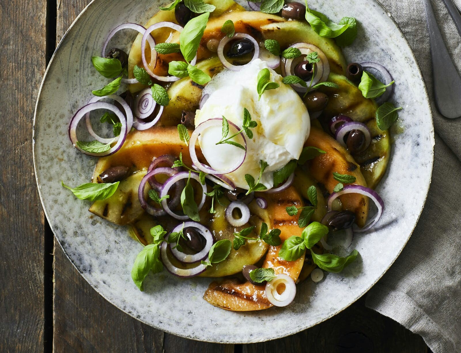 Grillet melonsalat med burrata og urter