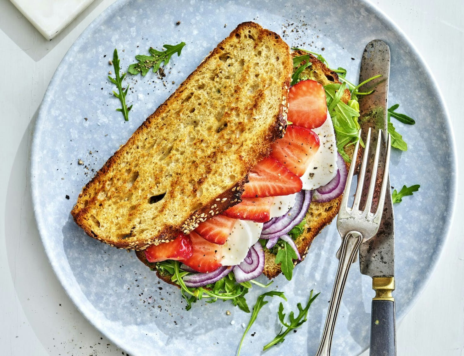 Grillet sandwich med jordbær, rucola og frisk mozzarella