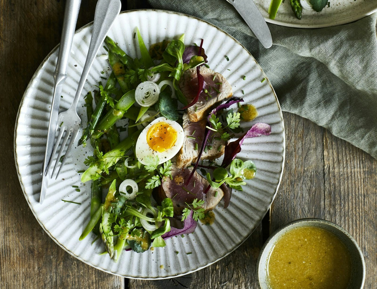 Grillet tun med smilende æg og bønner