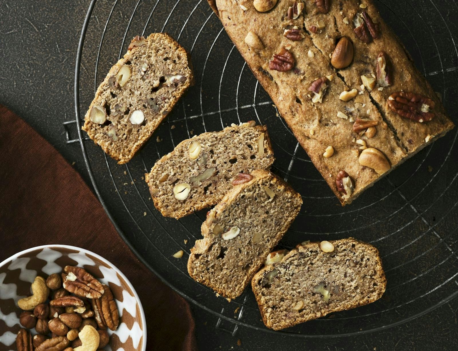 Groft bananbrød med blandede nødder