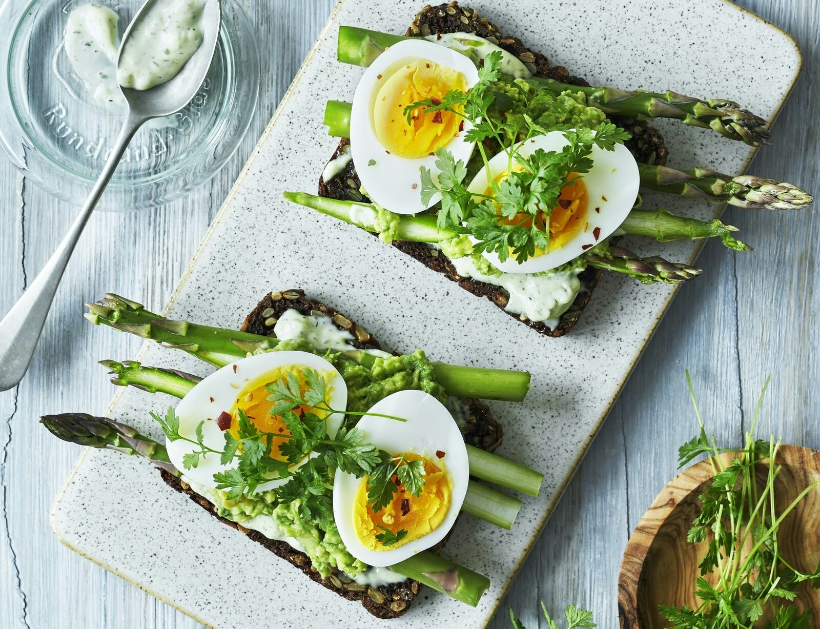 Grøn æggemad med estragonmayo, avocado og asparges