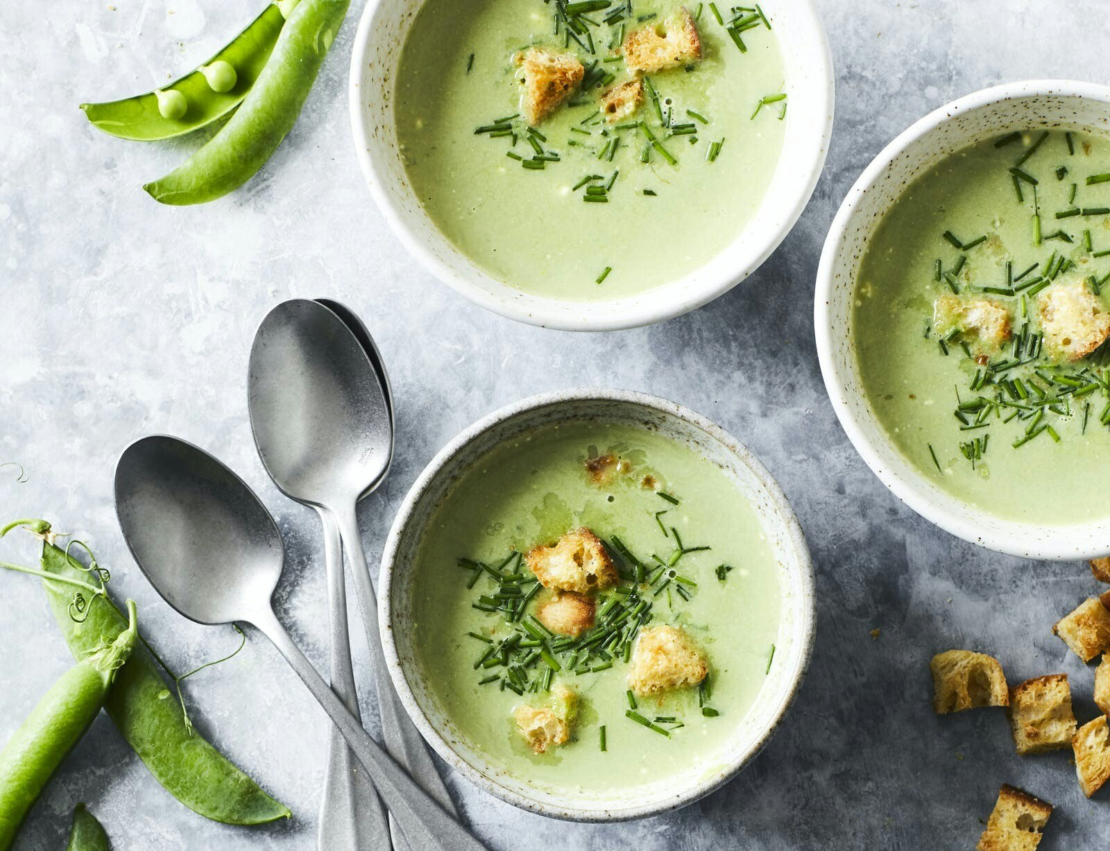 Grøn ærtesuppe med cremefraiche og brødcroutoner