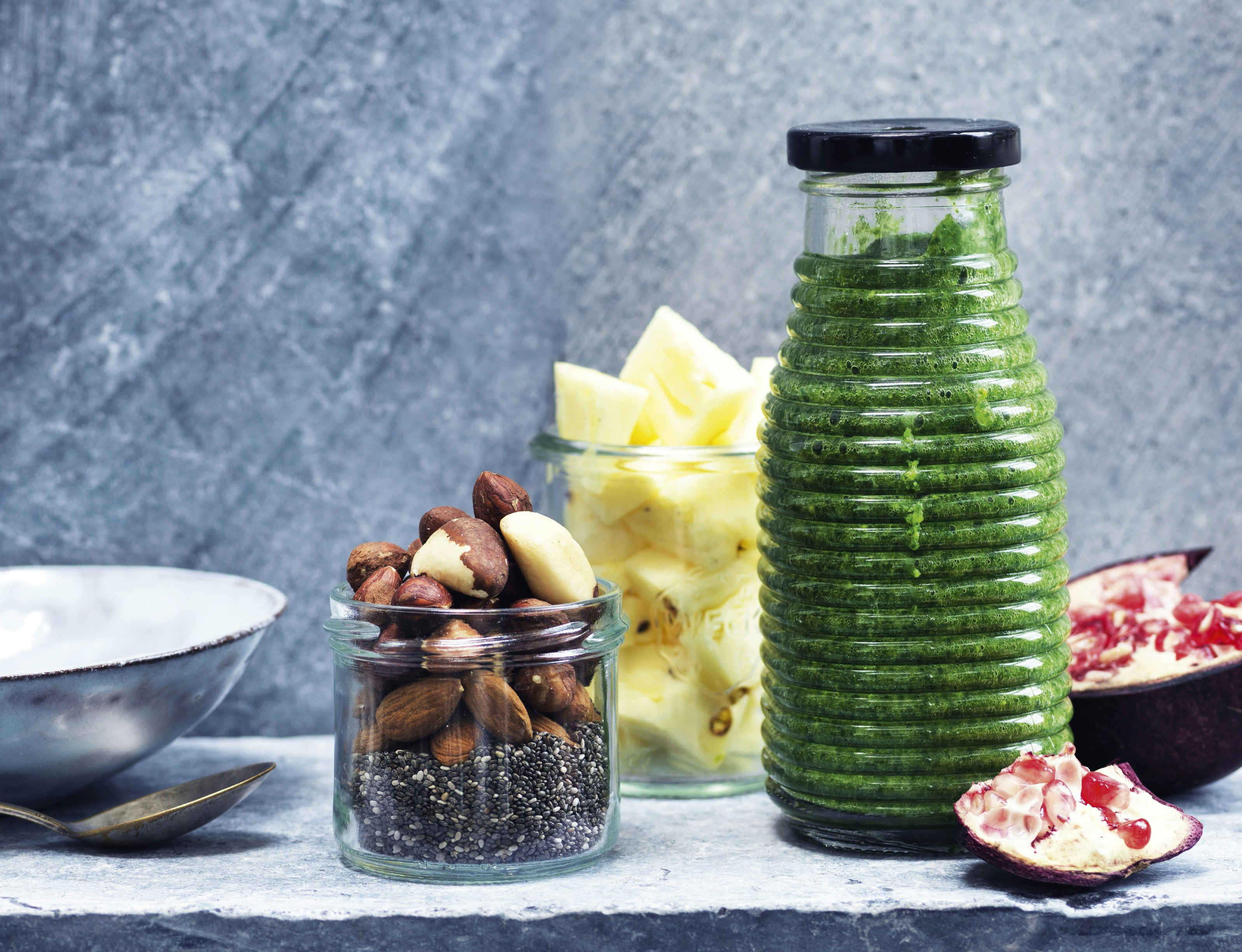 Grøn måltids-smoothie med sunde snacks
