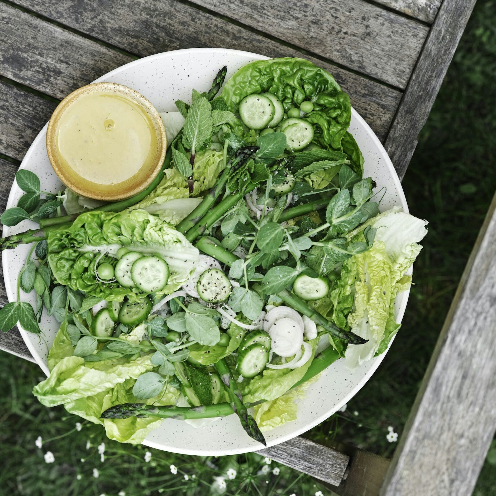 Grøn salat med ærter og asparges