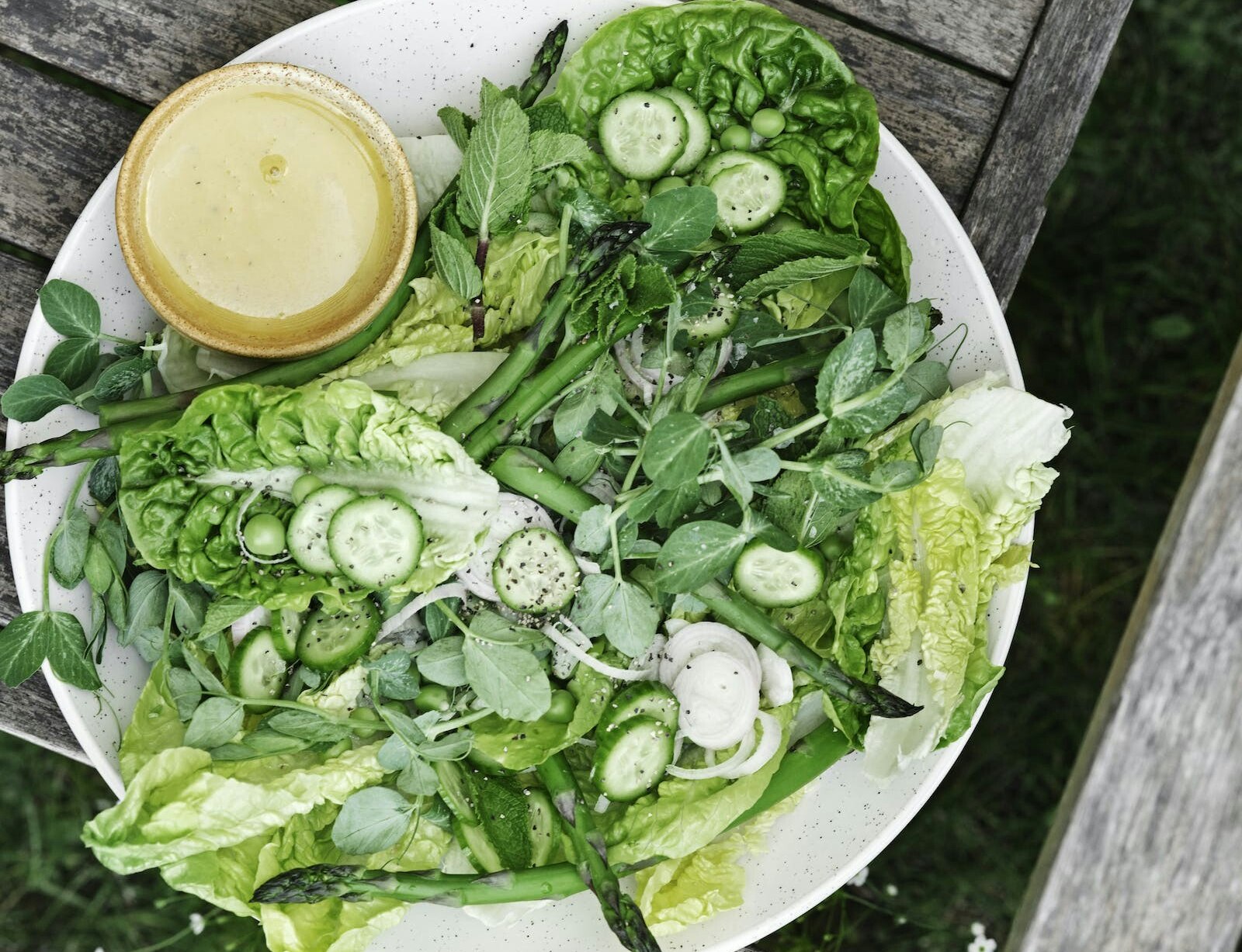 Grøn salat med ærter og asparges