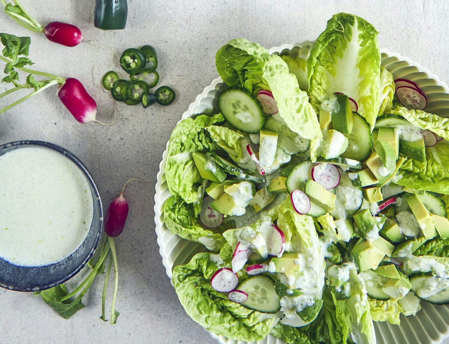 Grøn salat med jalapeno ranch-dressing