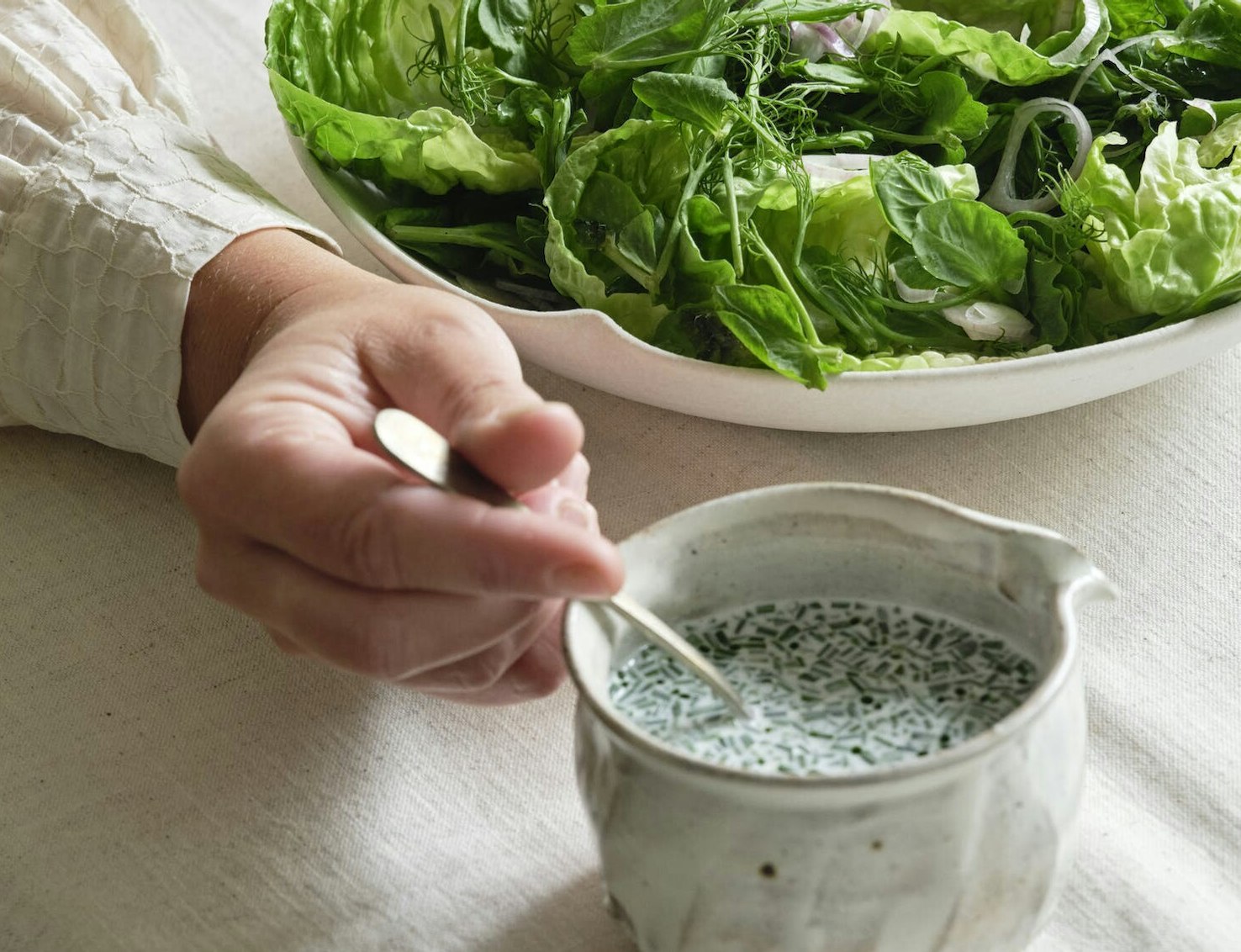 Grøn salat med kærnemælksdressing