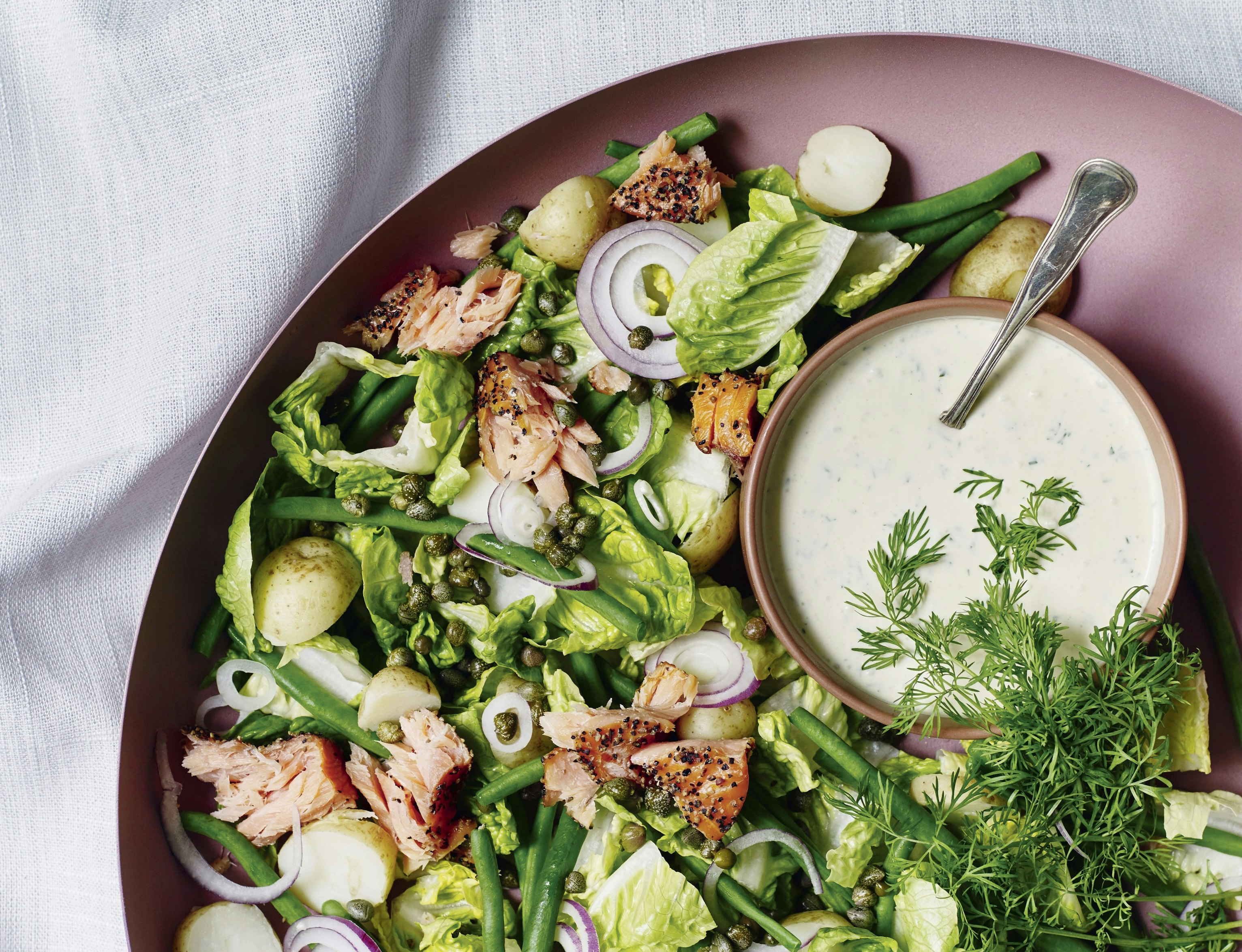 Grøn salat med varmrøget laks og dilddressing