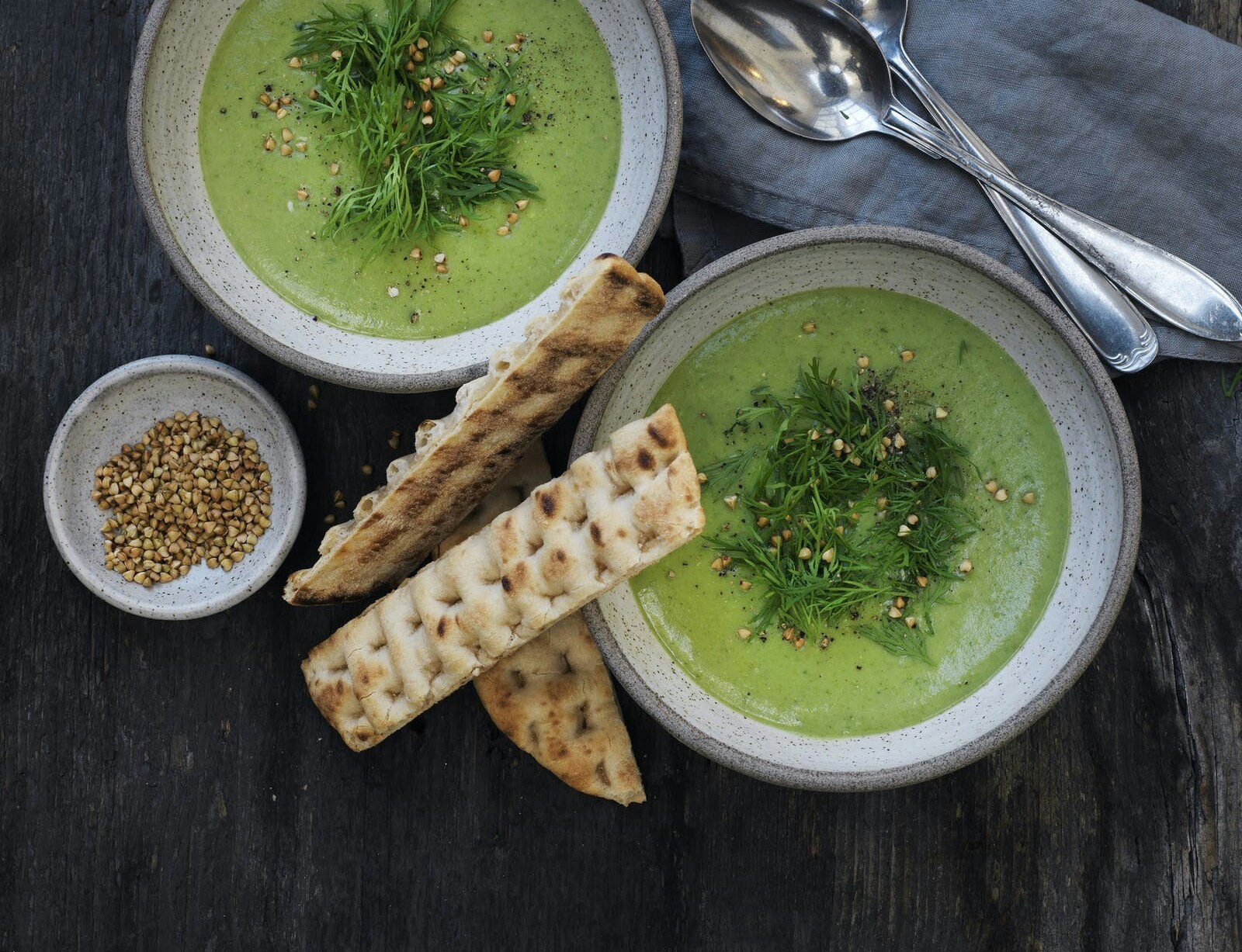 Grøn suppe med dild og boghvedekerner