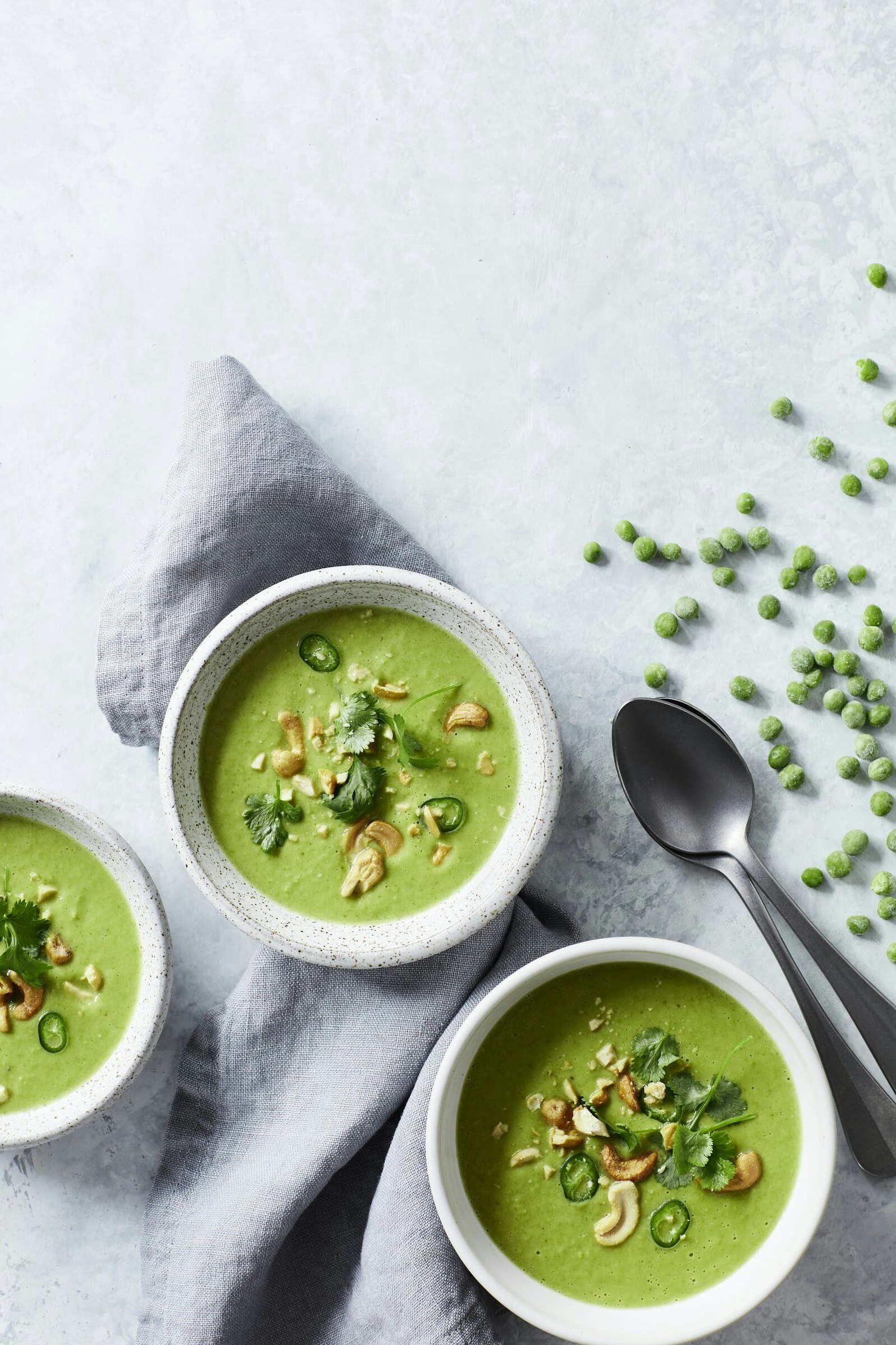 Grøn thaisuppe med ærter, broccoli og chili