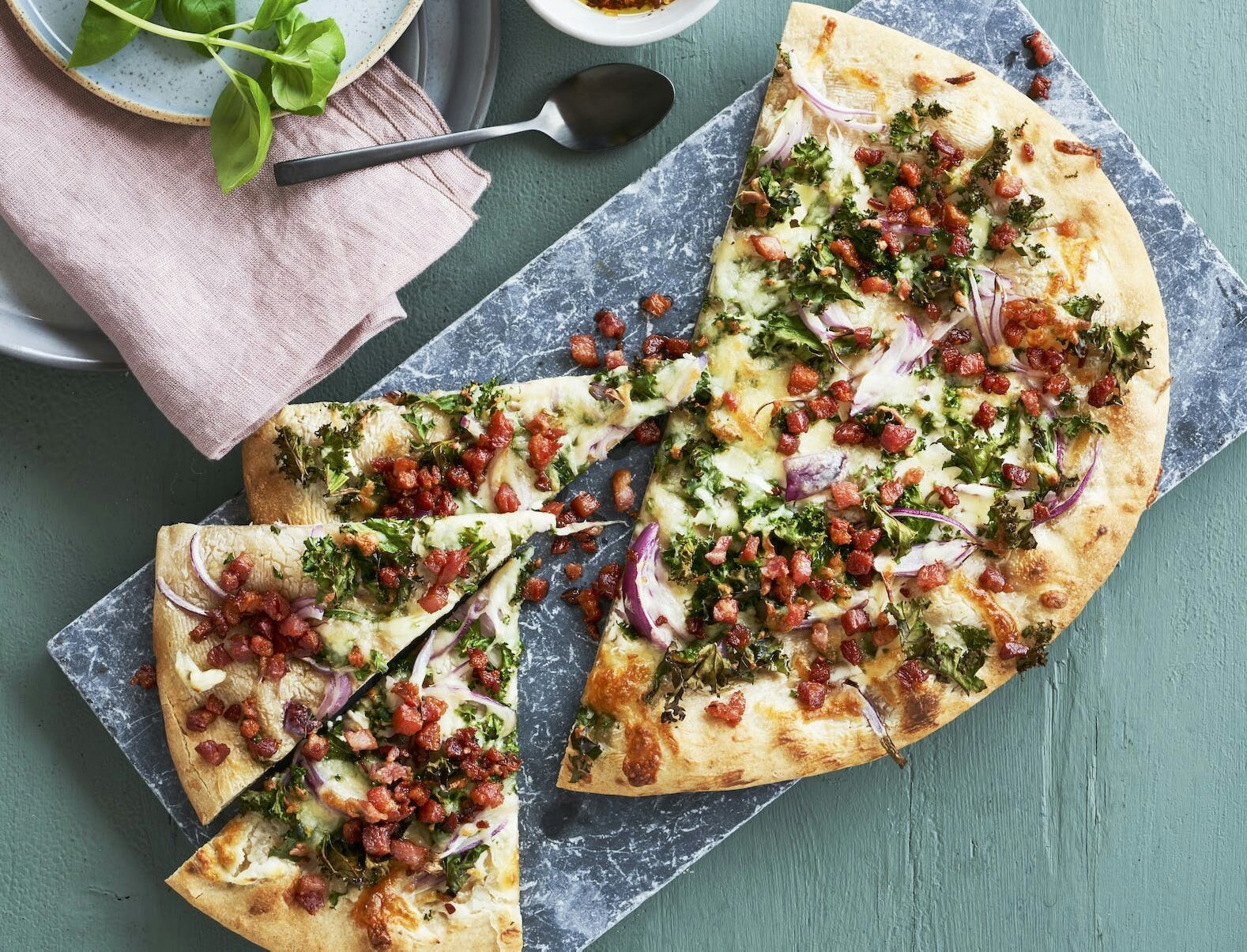 Grønkåls-pizza med bacon og basilikum