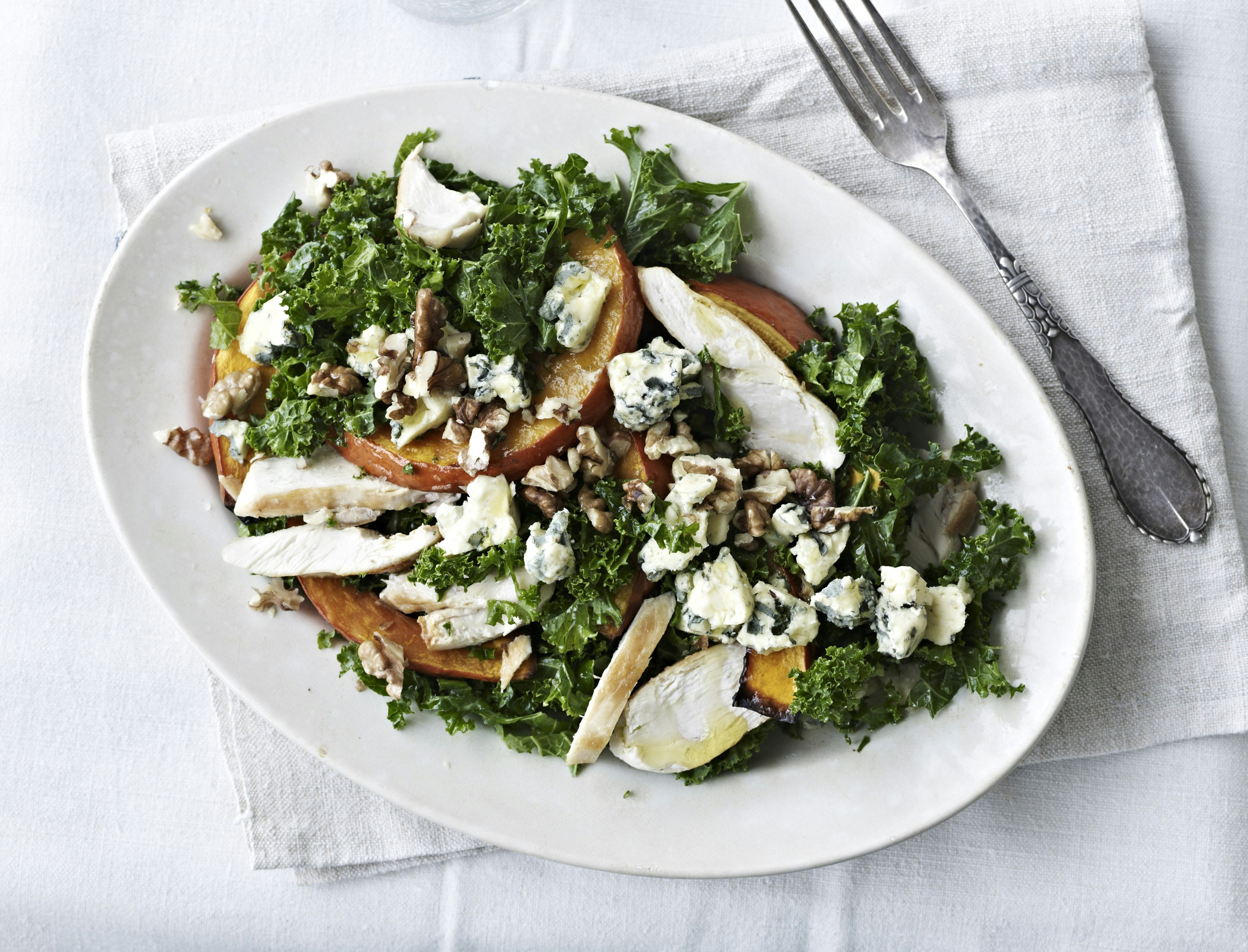 Grønkålssalat med græskar og kylling