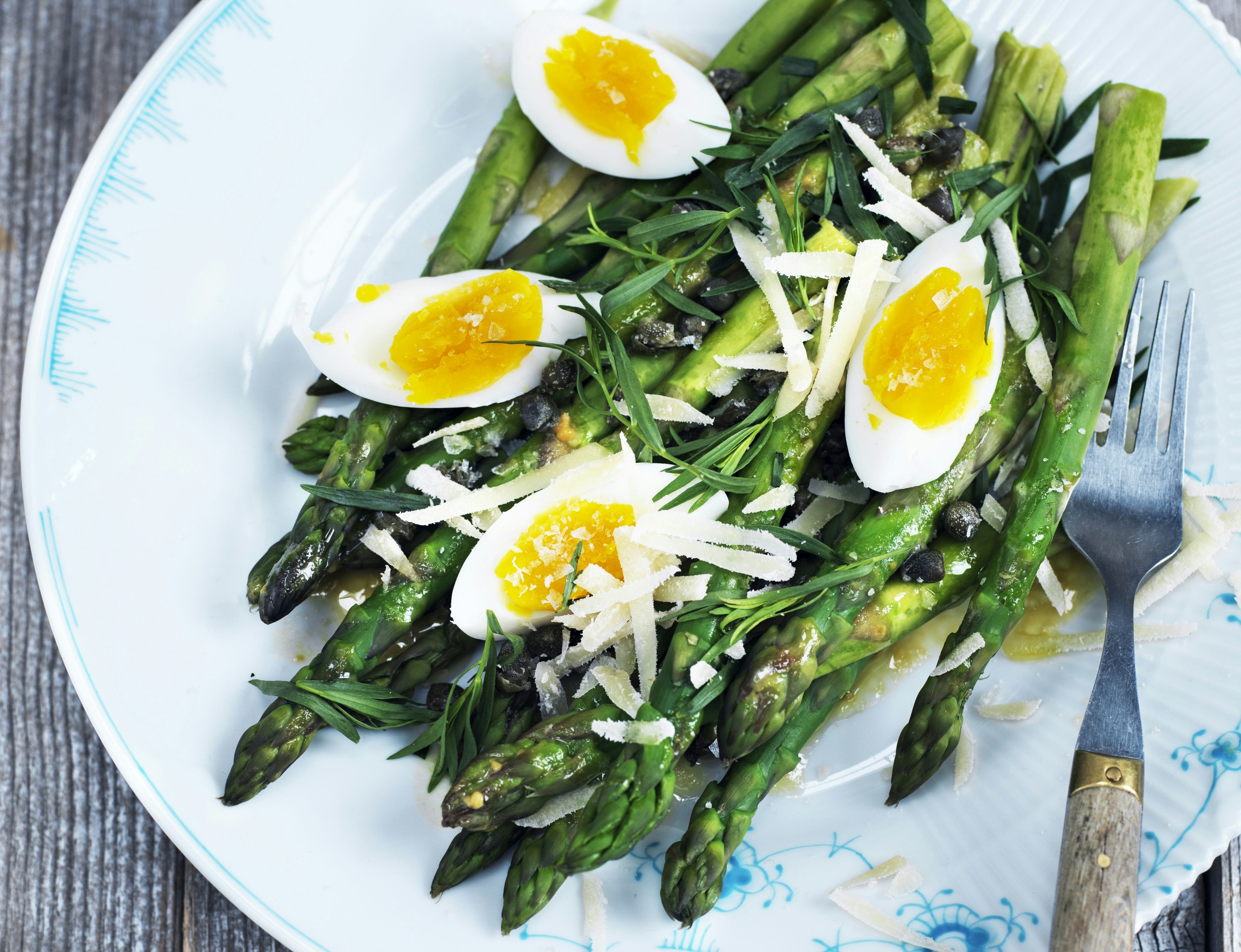 Grønne asparges med smilende æg og sennepsdressing