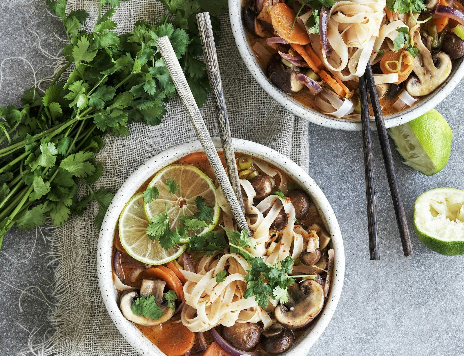 Grøntsager og nudler i rød karry