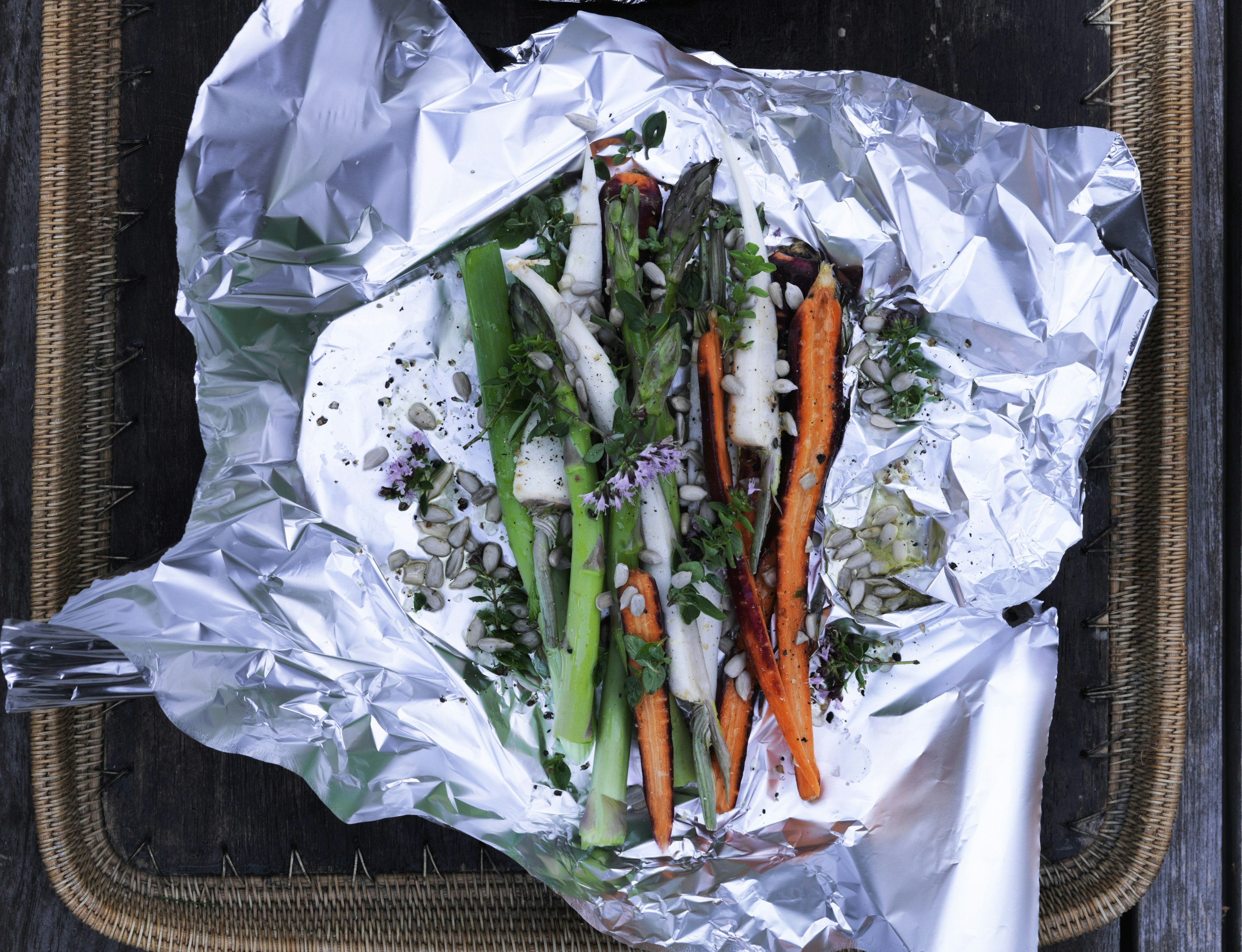 Grøntsagspakker med sommergrønt og græskarkerner