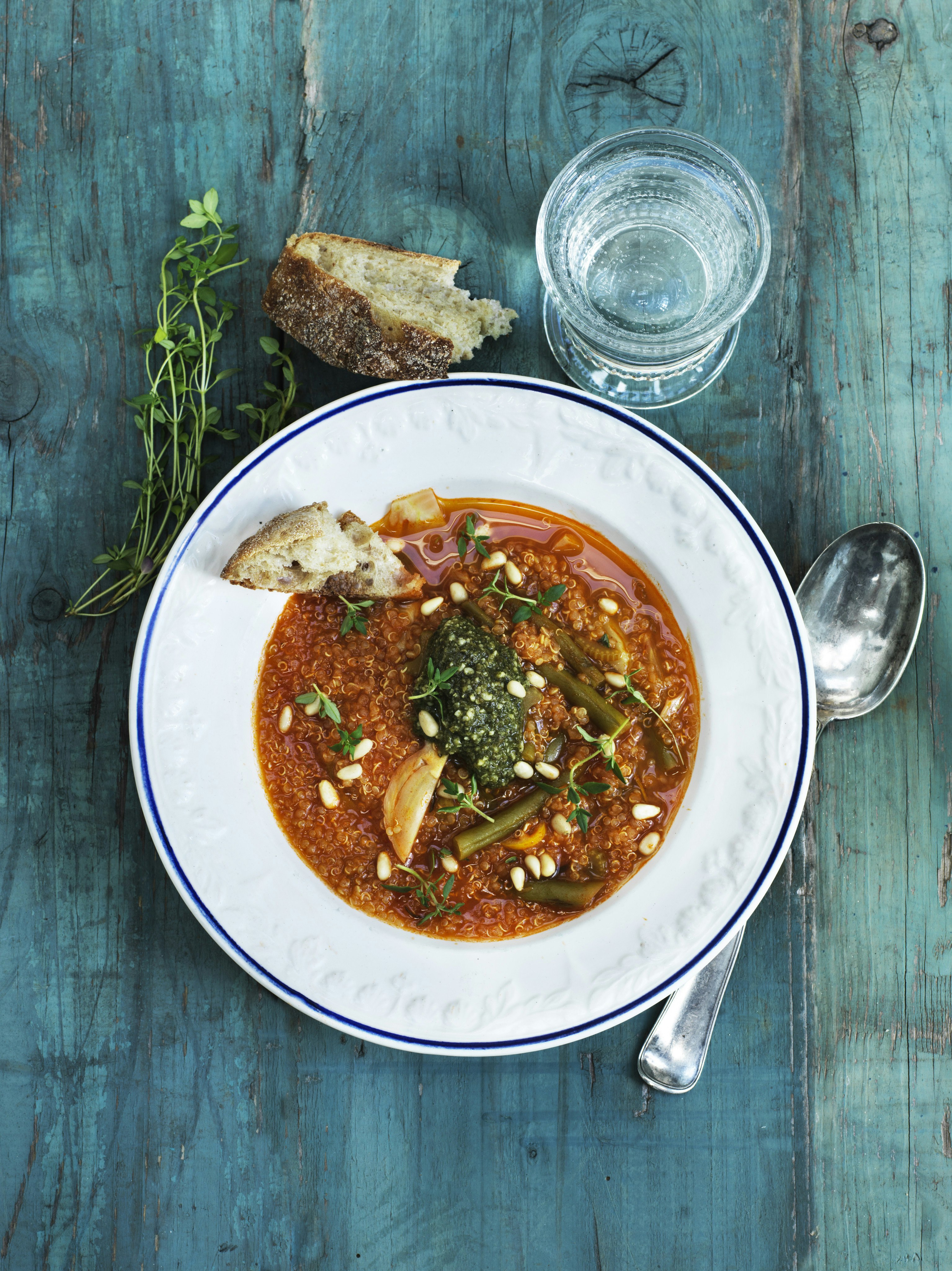 Grøntsagssuppe med quinoa og hjemmelavet pesto