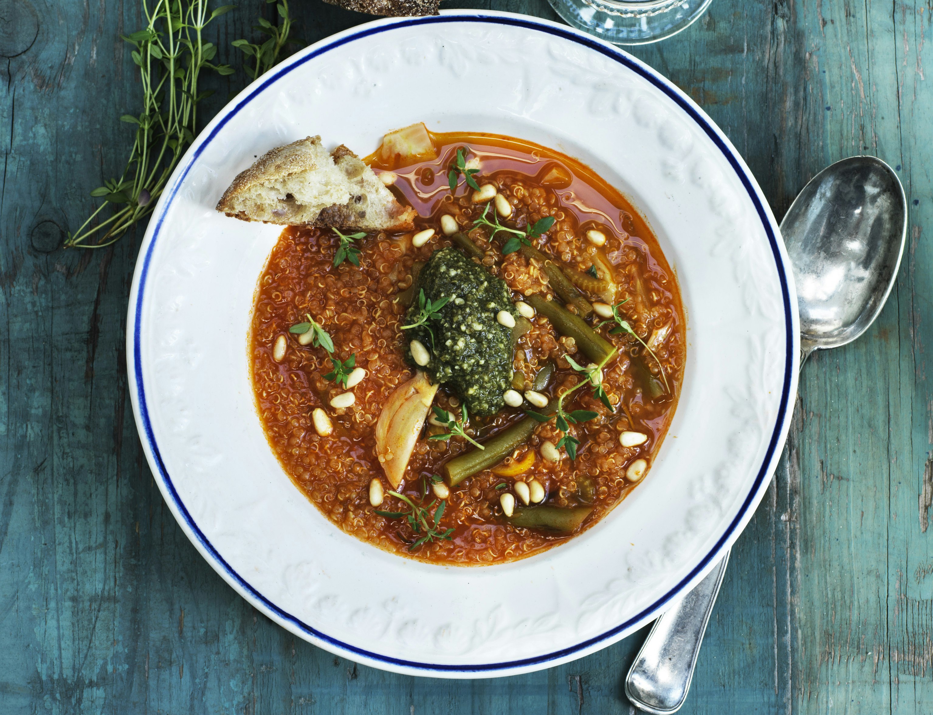 Grøntsagssuppe med quinoa og hjemmelavet pesto