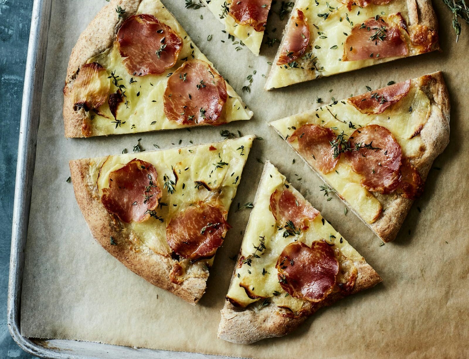 Grov pizza med kartofler og skinke