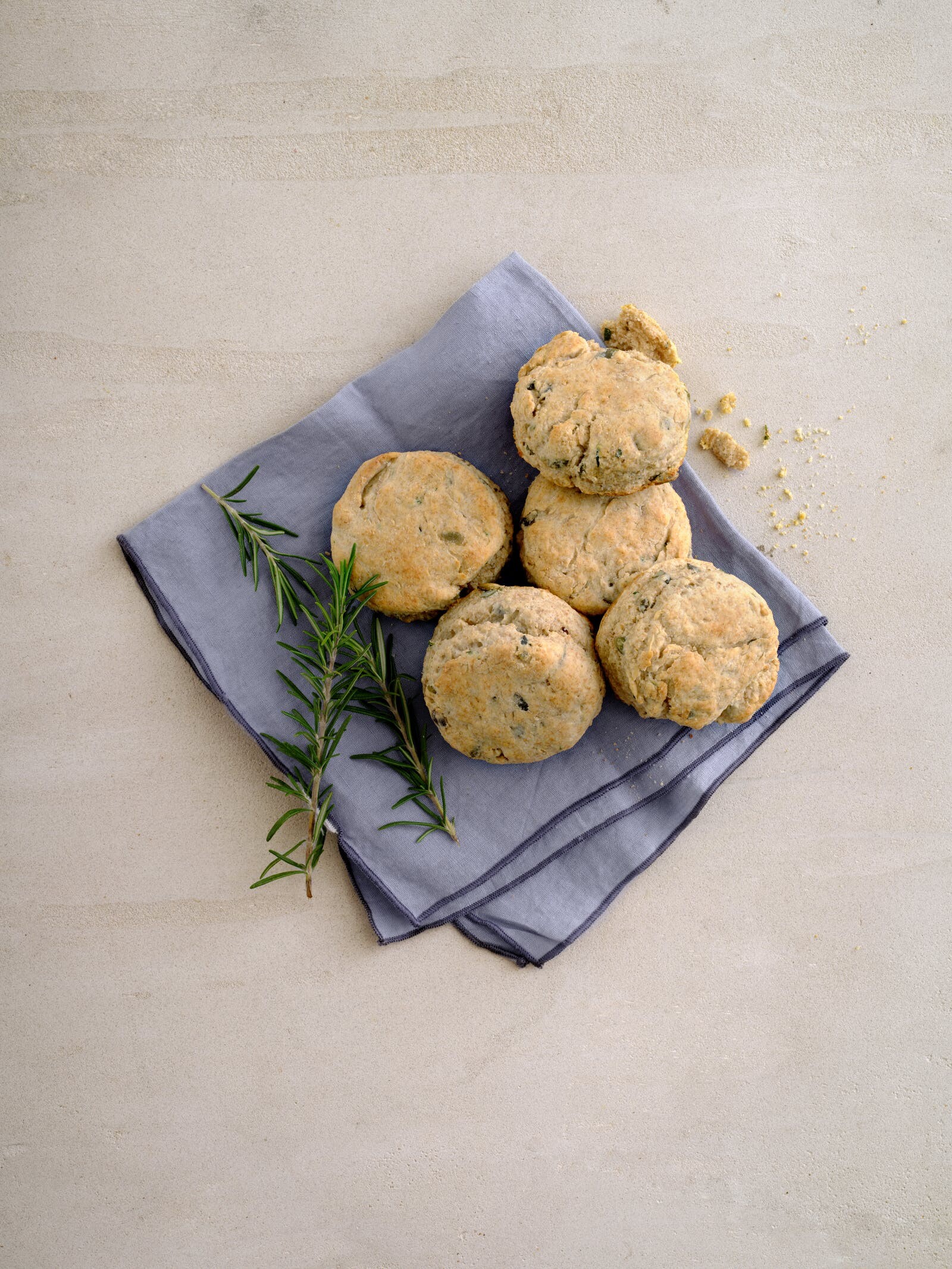 Grov pæretoast med rosmarin og blåskimmel | SPIS BEDRE Grov pæretoast med rosmarin og blåskimmel | SPIS BEDRE