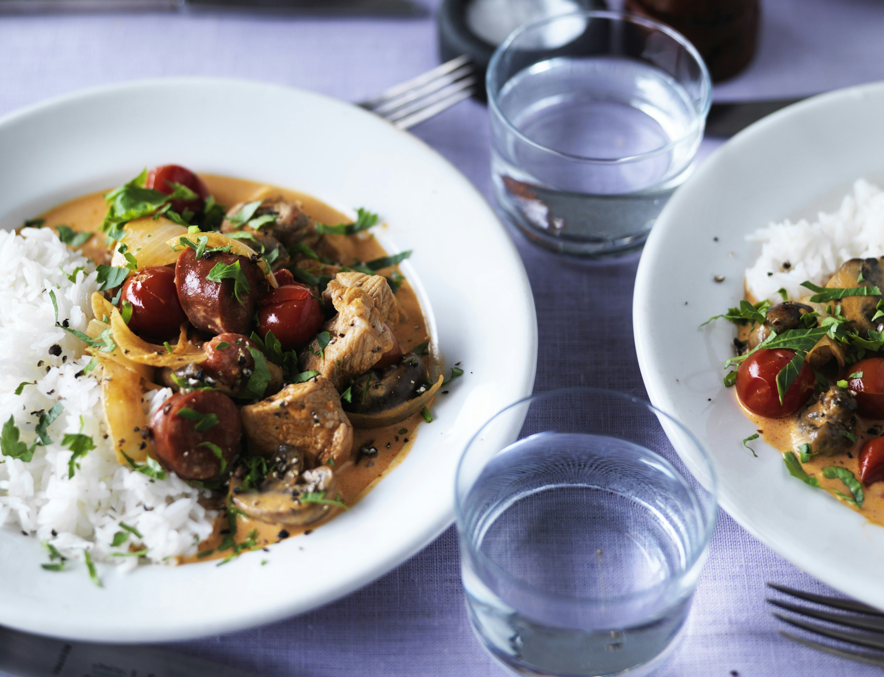 Gryderet med skinkekød, chorizo og champignoner