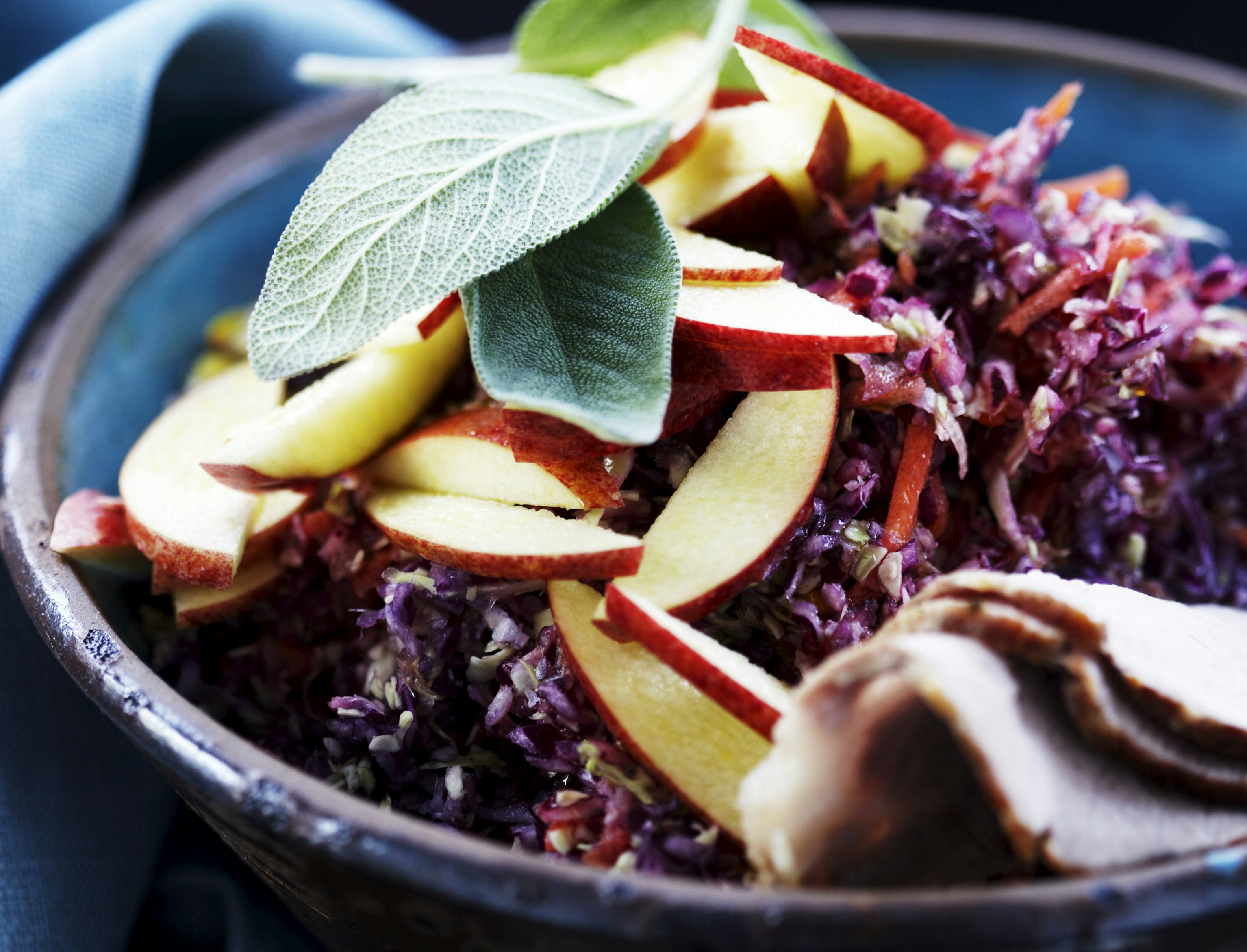 Grydestegt nakkefilet og coleslaw med salviedressing