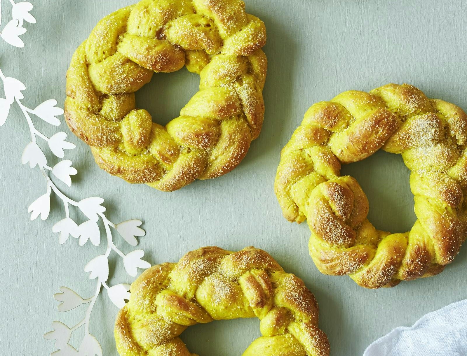 Gule fletkranse med hytteost og gurkemeje