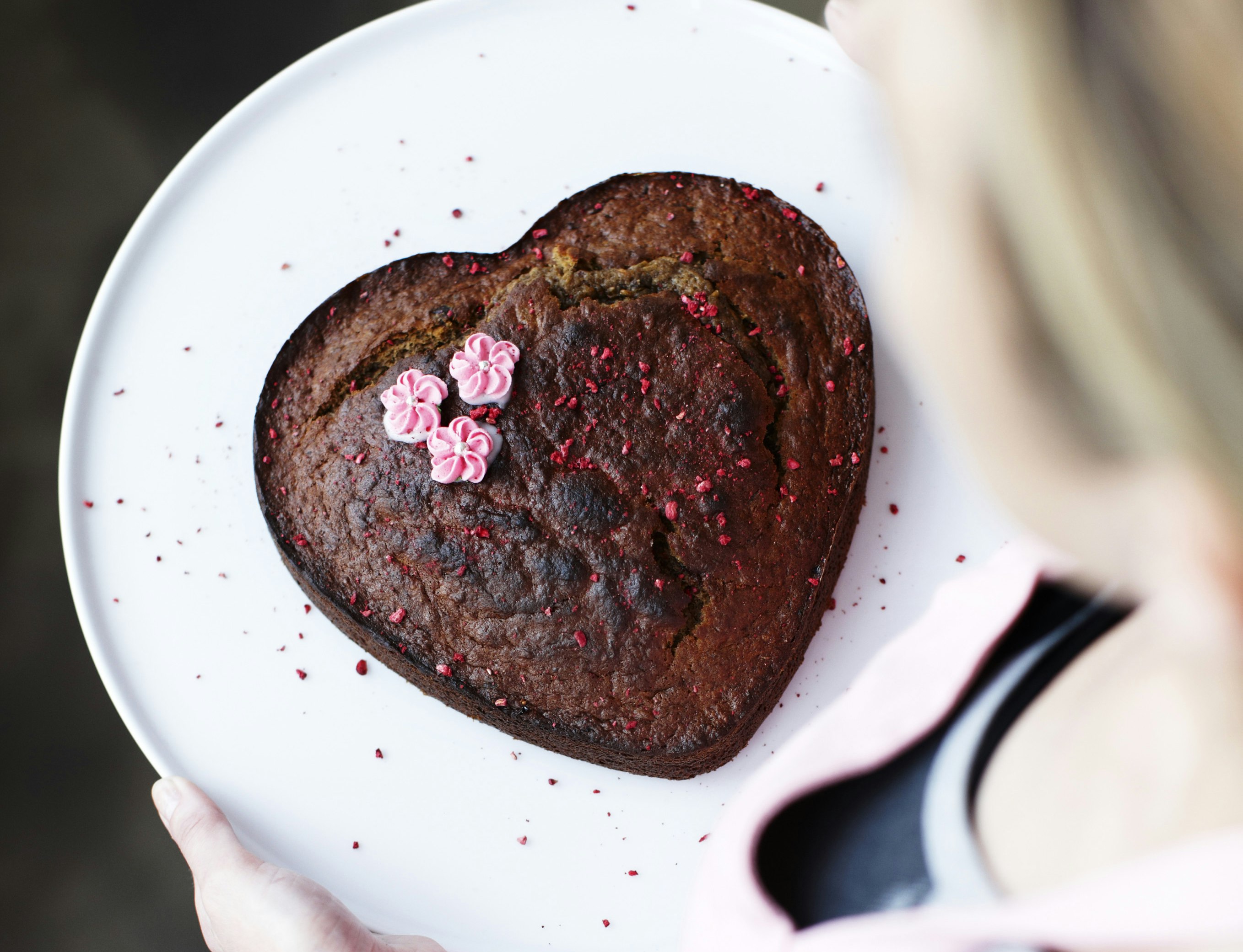 Gulerodskage med banan og dadler