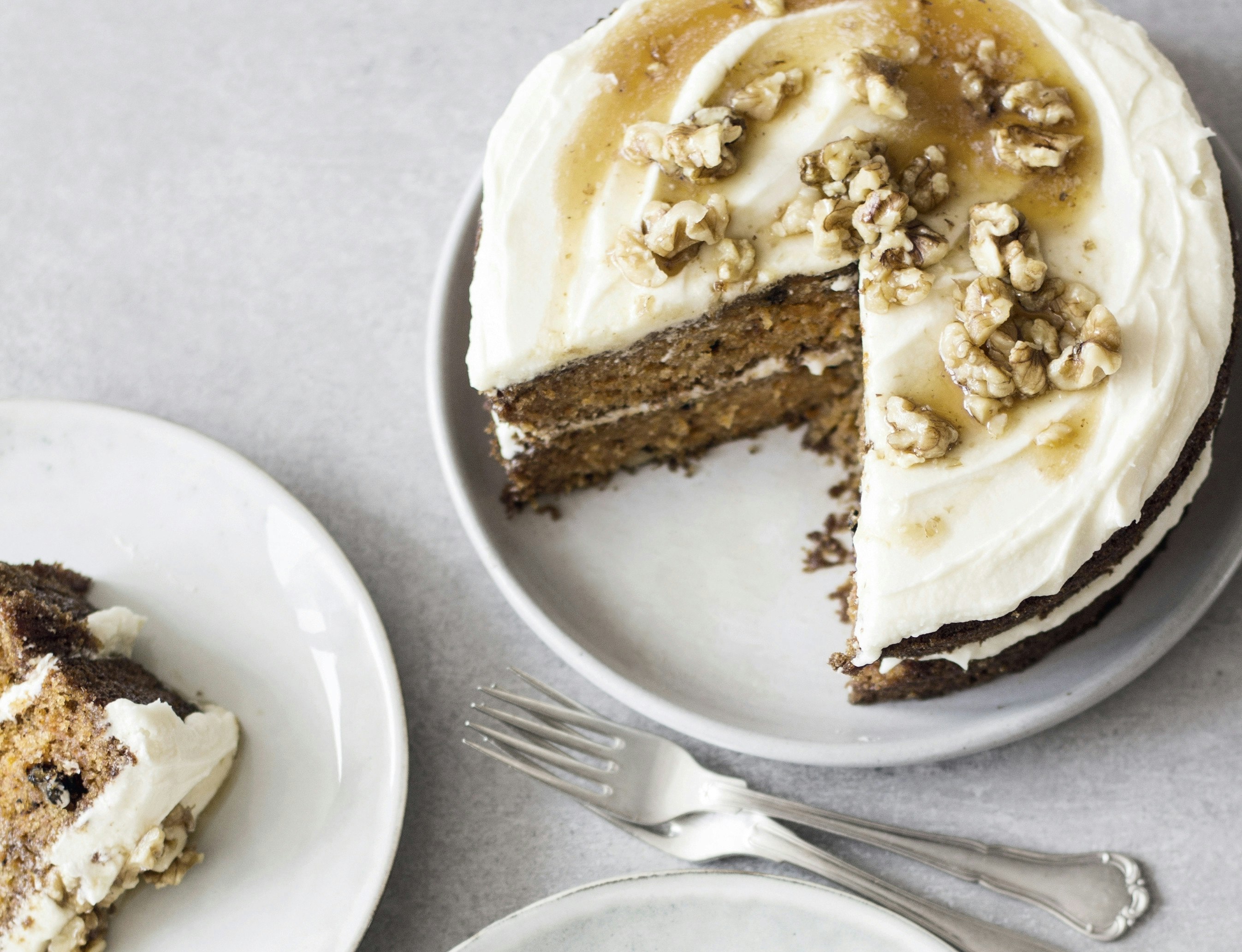 Gulerodskage med smørcreme og valnøddesirup