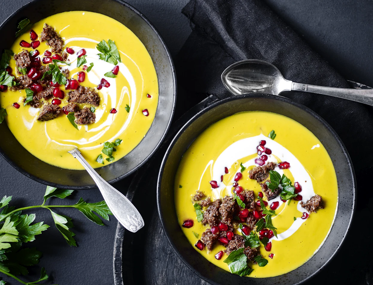 Gulerodssuppe med ingefær og rugbrødschips | SPIS BEDRE